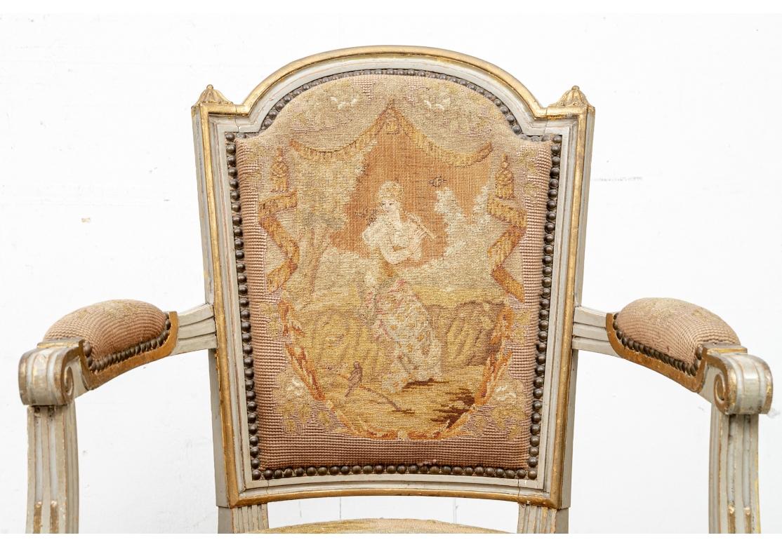 Paire de Fauteuils décorés à la peinture et à la dorure datant du 19ème siècle. en vente 3