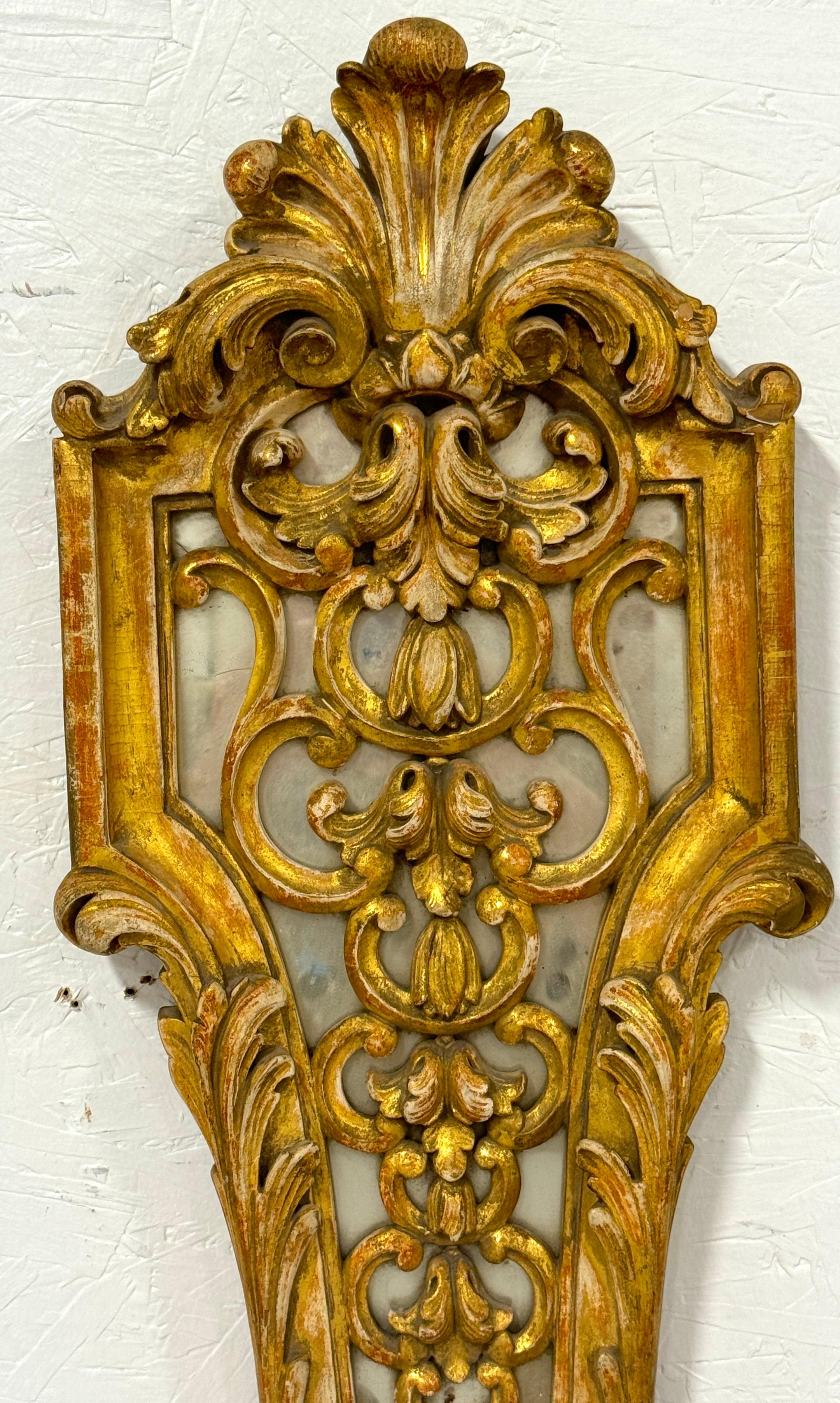 Coppia di applique da parete in stile Regence francese del XIX secolo in legno dorato intagliato e specchiato in vendita 3