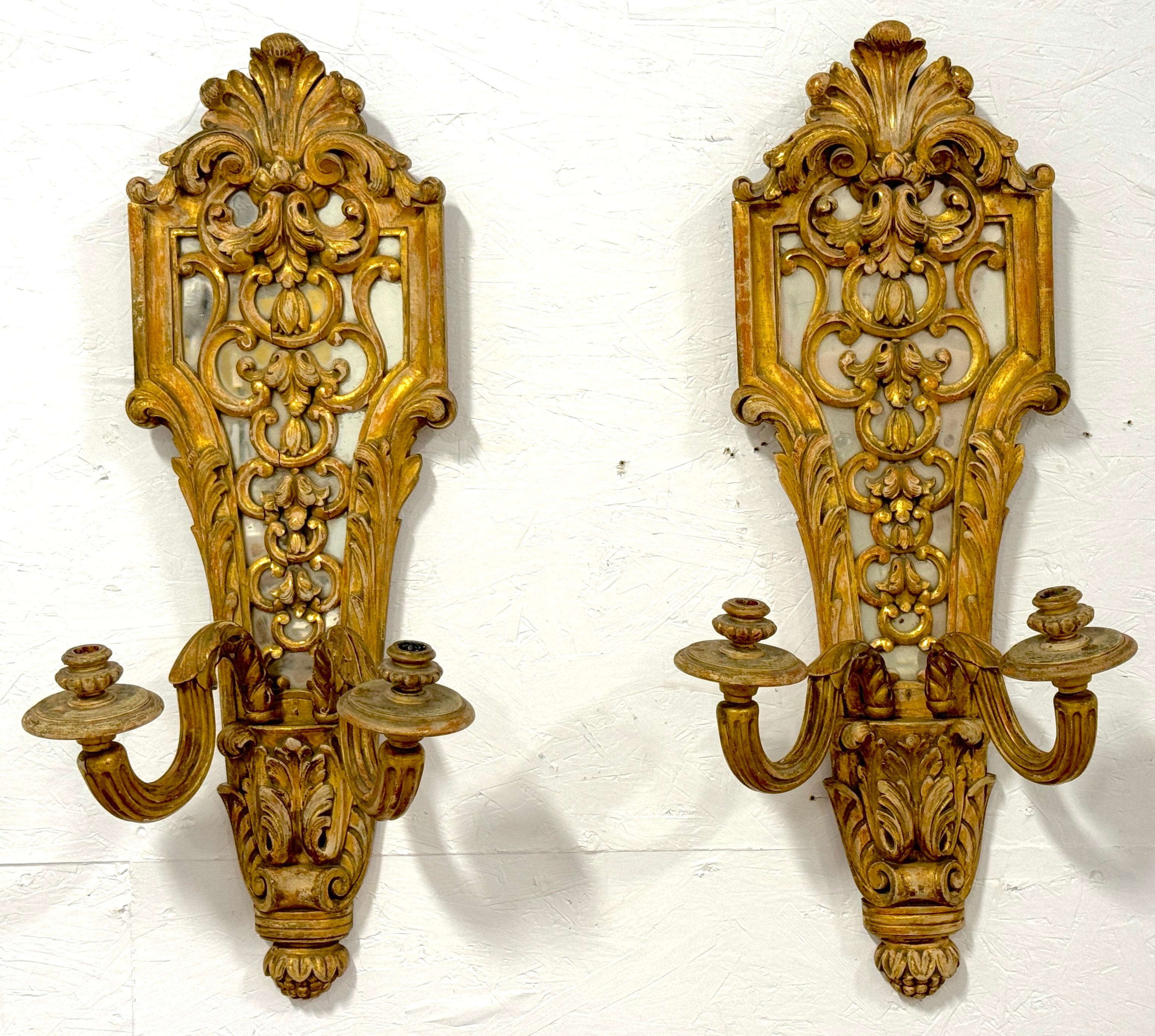 Coppia di candelabri da parete in legno dorato intagliato e specchiato in stile Regence francese del XIX secolo, Francia, XIX secolo 

Una splendida coppia di applique francesi del XIX secolo in stile Régence in legno dorato intagliato e specchiato.