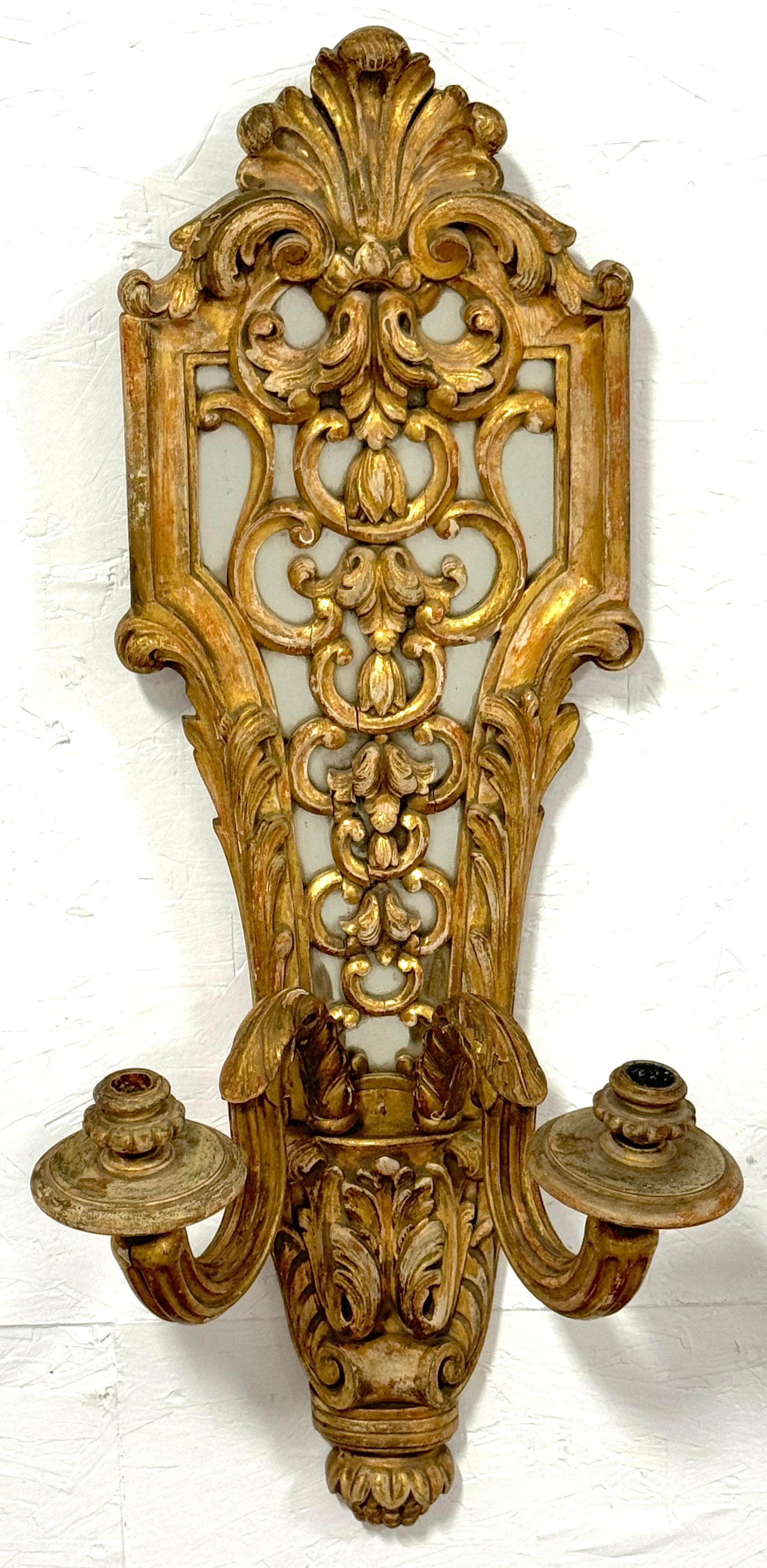 Neoclassico Coppia di applique da parete in stile Regence francese del XIX secolo in legno dorato intagliato e specchiato in vendita