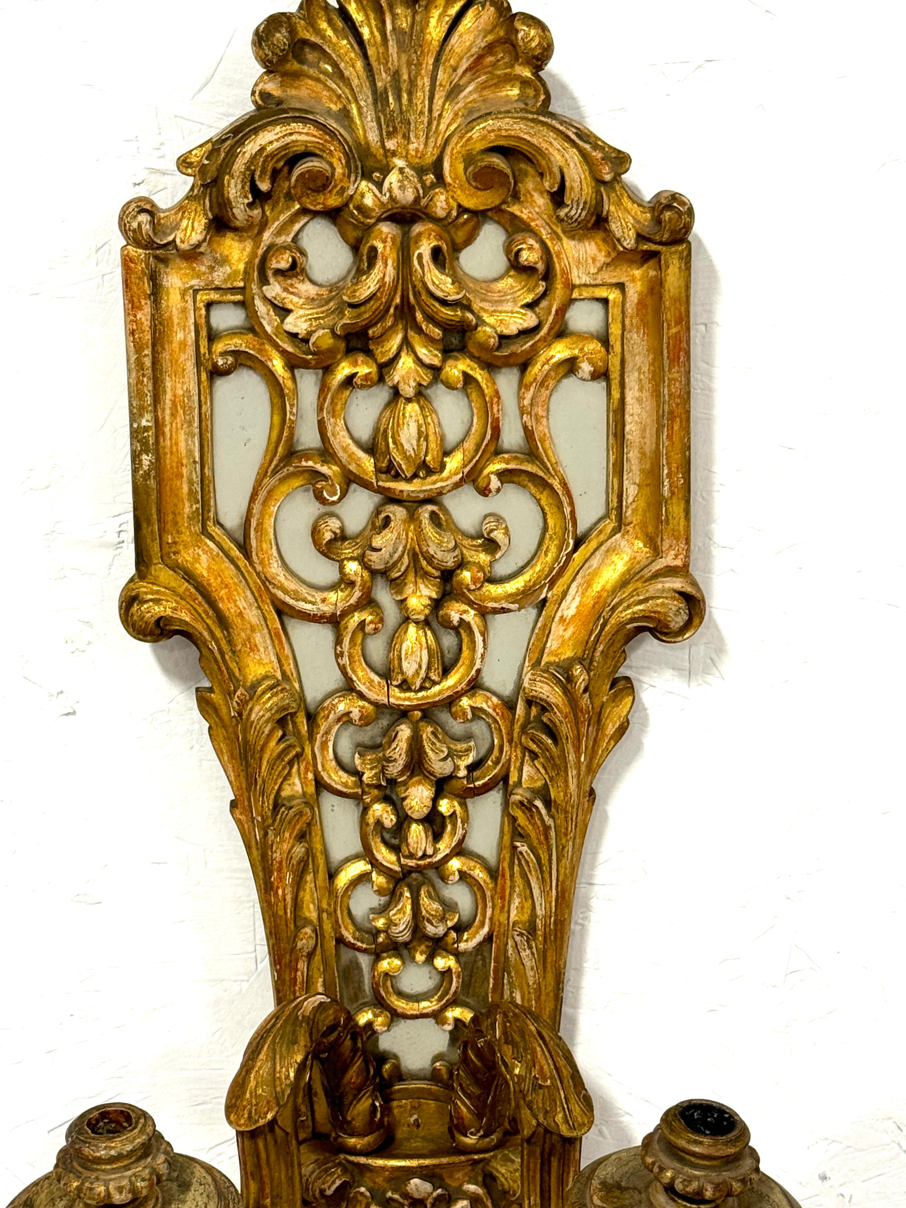 Francese Coppia di applique da parete in stile Regence francese del XIX secolo in legno dorato intagliato e specchiato in vendita