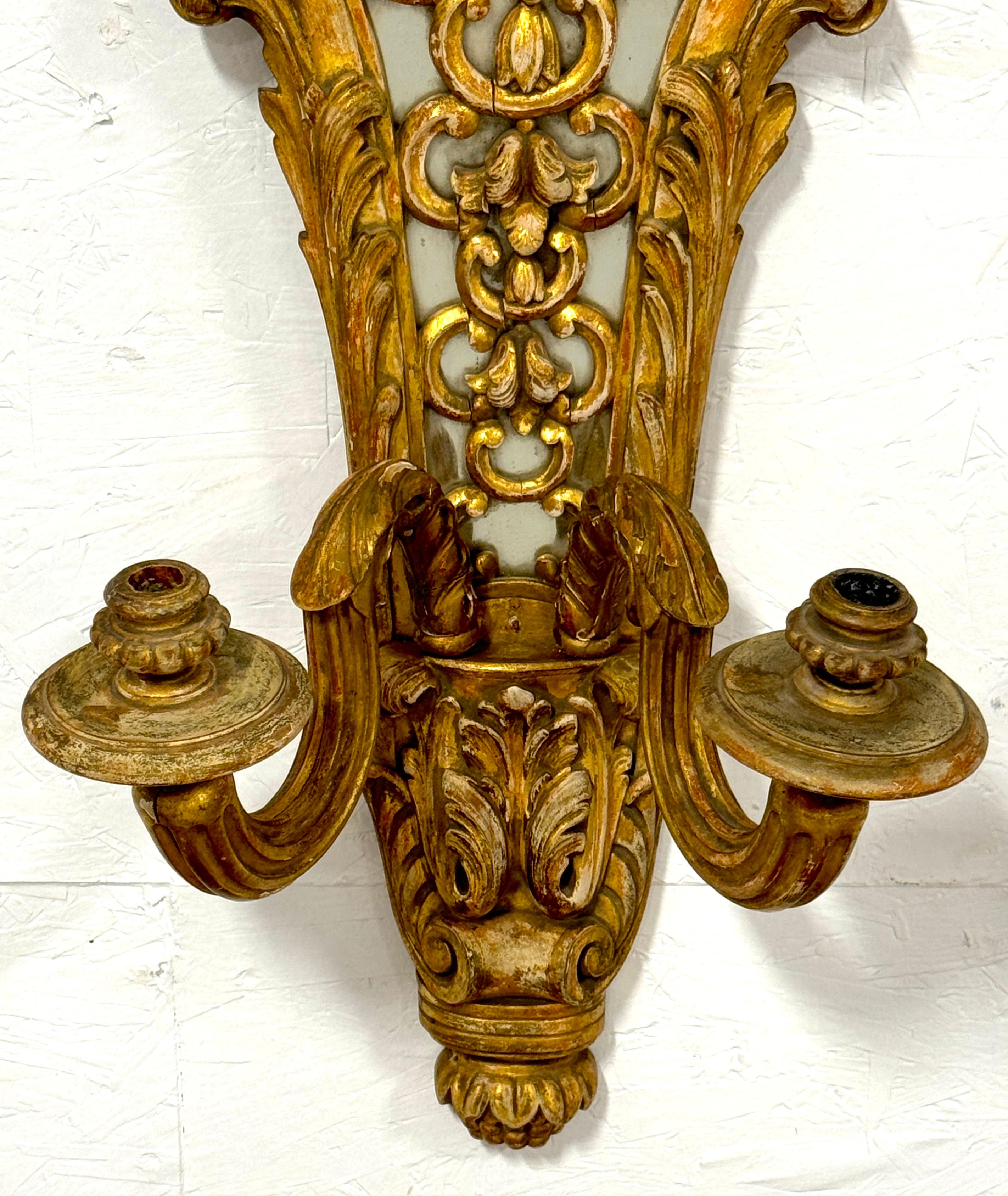 Intagliato Coppia di applique da parete in stile Regence francese del XIX secolo in legno dorato intagliato e specchiato in vendita