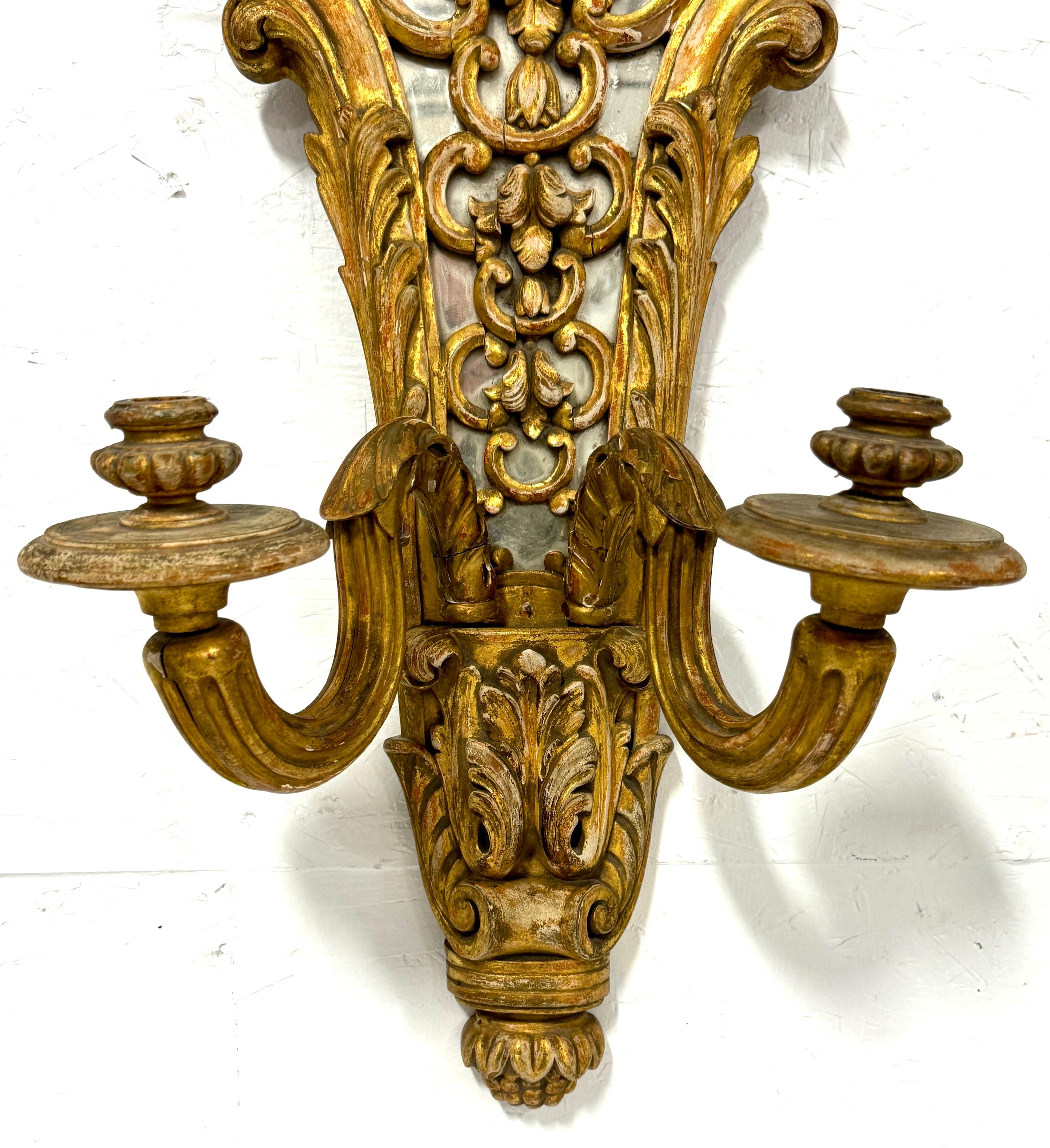 Coppia di applique da parete in stile Regence francese del XIX secolo in legno dorato intagliato e specchiato In condizioni buone in vendita a West Palm Beach, FL