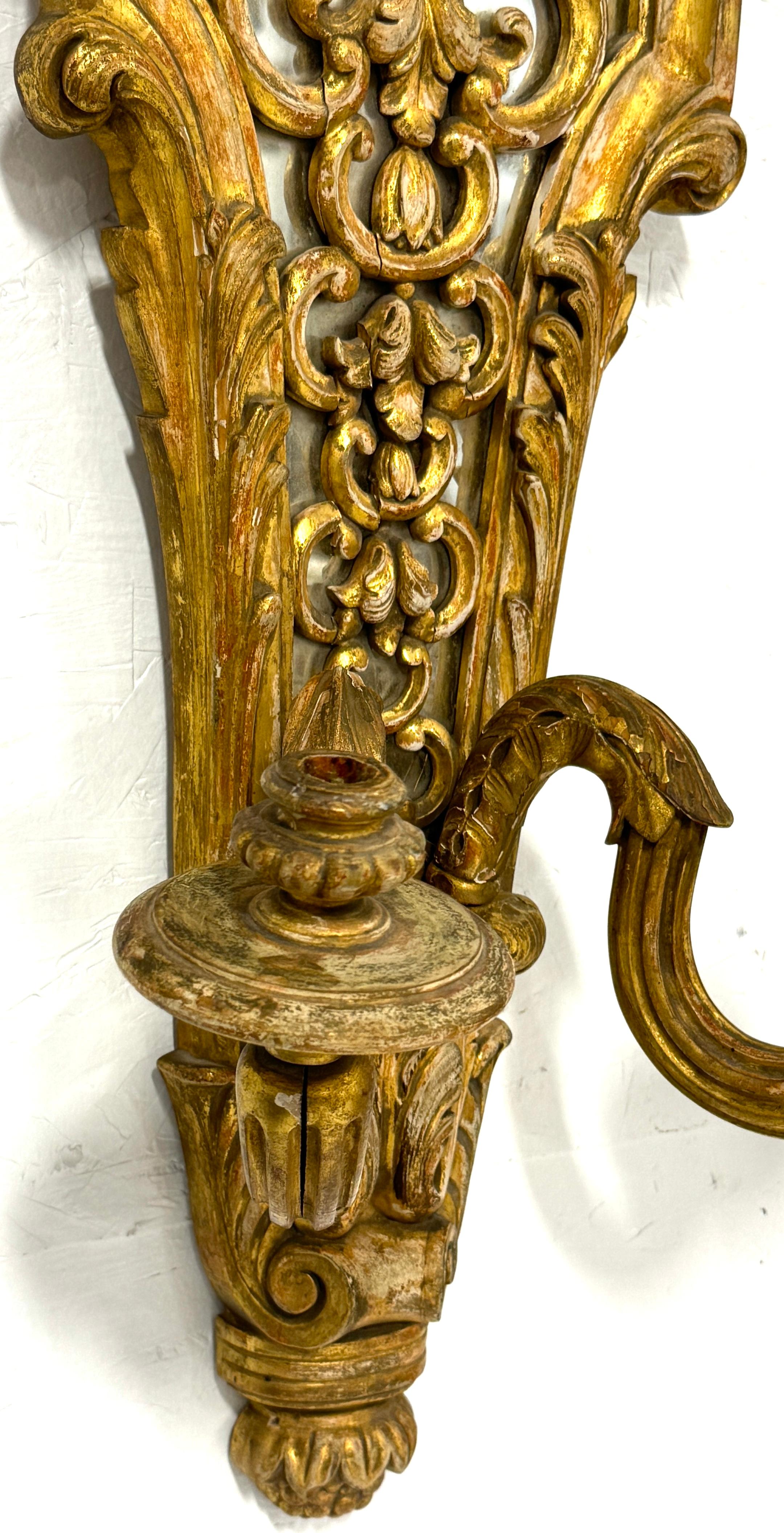Metallo Coppia di applique da parete in stile Regence francese del XIX secolo in legno dorato intagliato e specchiato in vendita