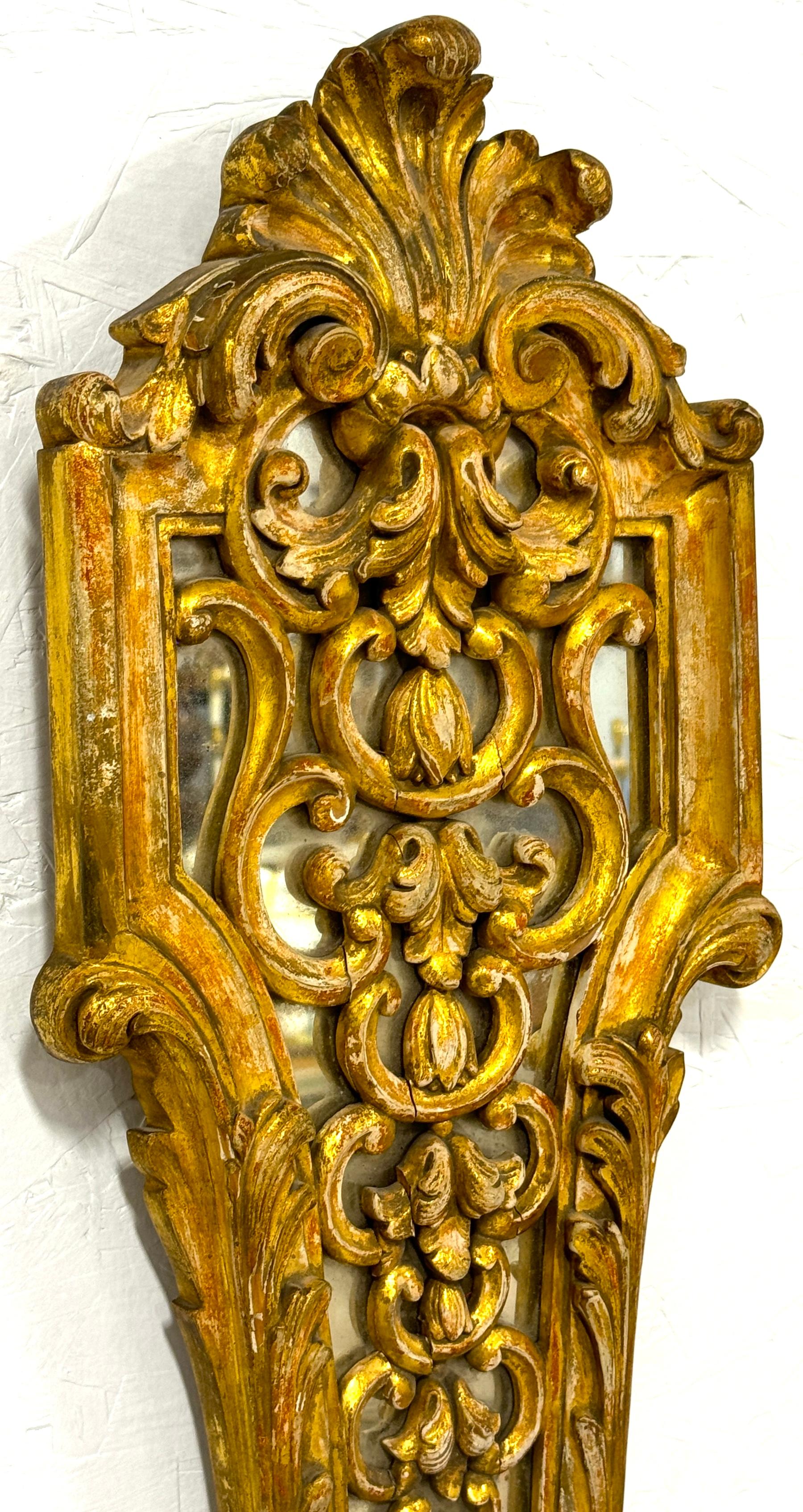 Coppia di applique da parete in stile Regence francese del XIX secolo in legno dorato intagliato e specchiato in vendita 1