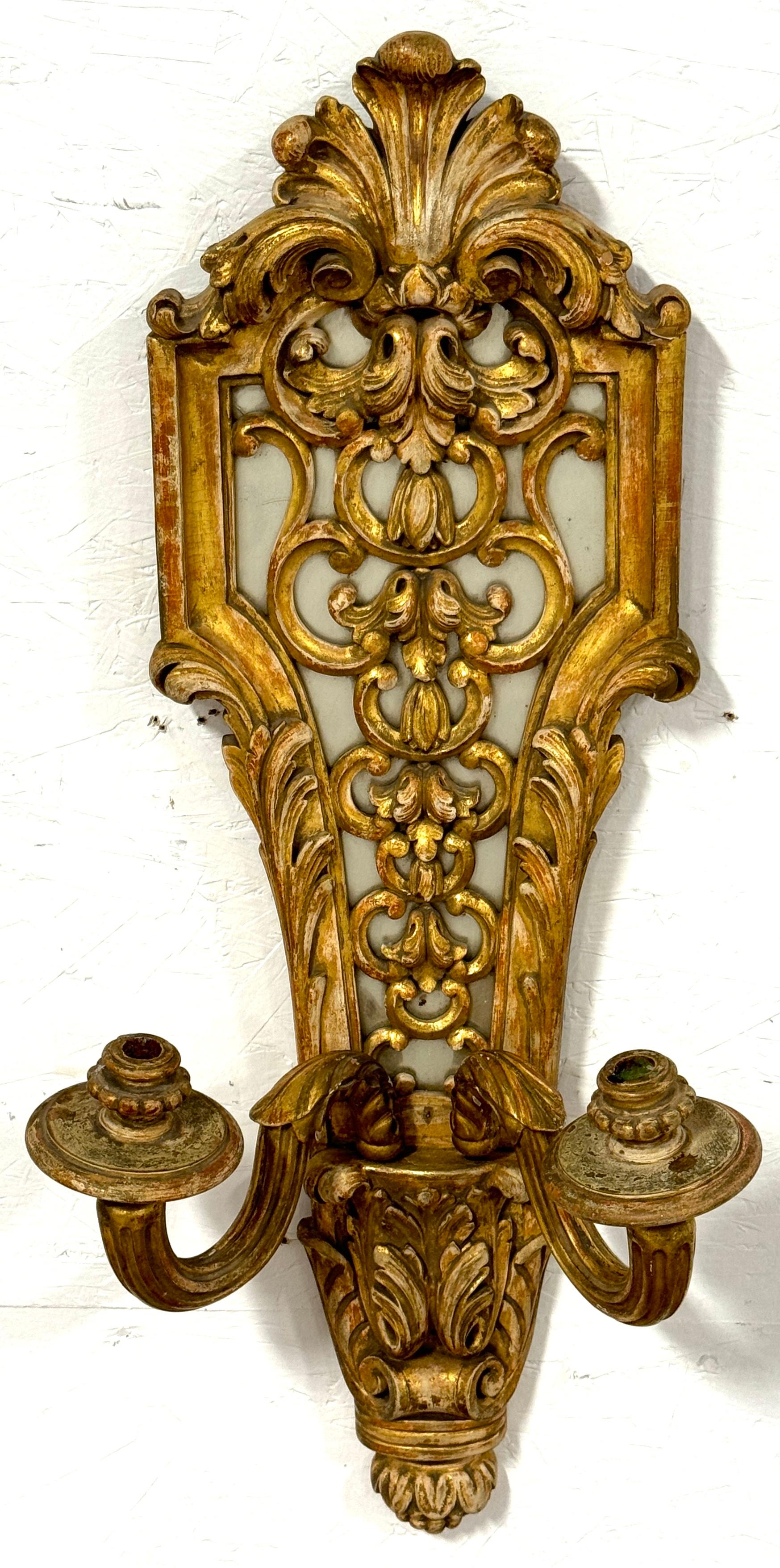 Coppia di applique da parete in stile Regence francese del XIX secolo in legno dorato intagliato e specchiato in vendita 2