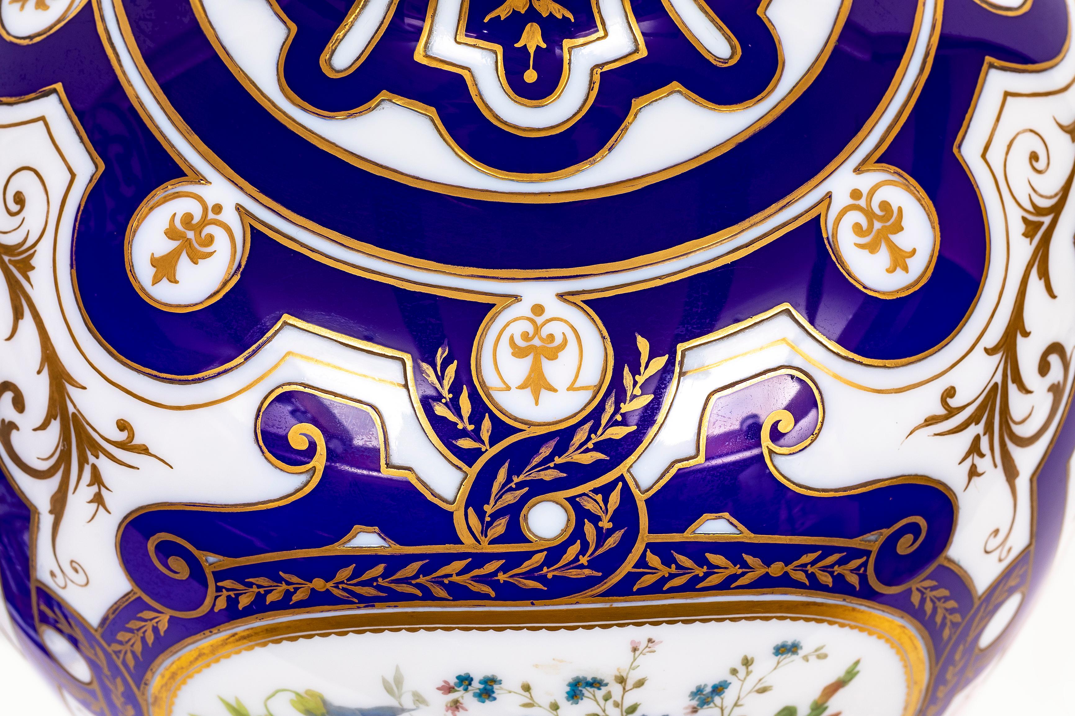 Paire de vases en opaline de Baccarat du 19ème siècle, signés français, à double superposition bleu-blanc en vente 2