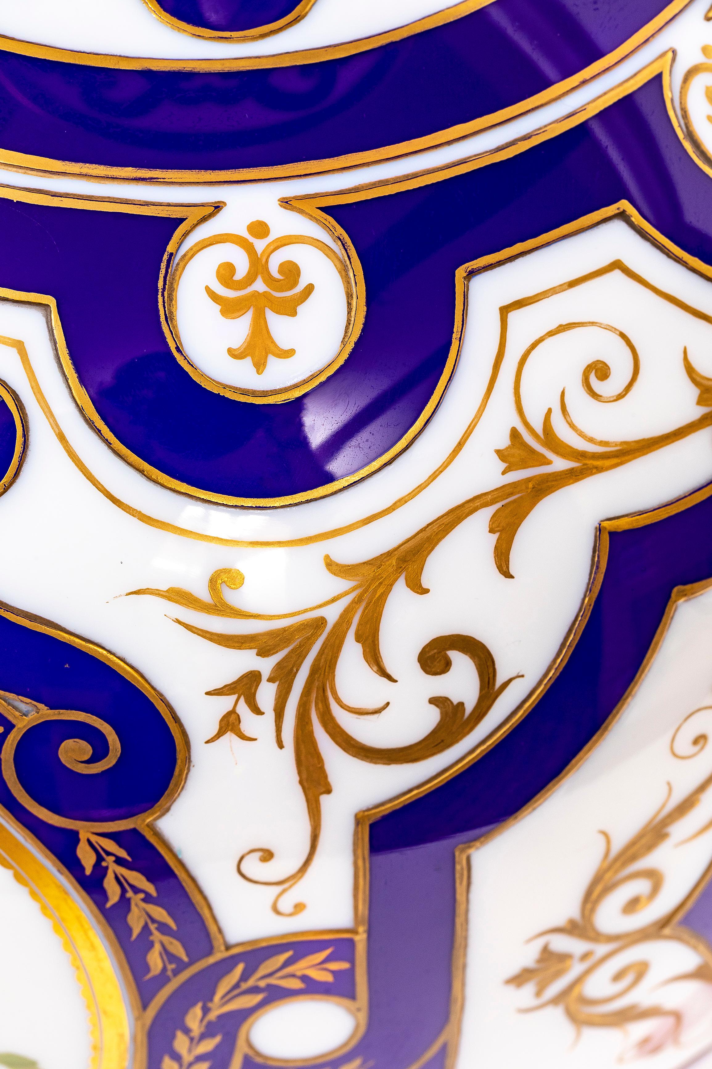 Paire de vases en opaline de Baccarat du 19ème siècle, signés français, à double superposition bleu-blanc en vente 3