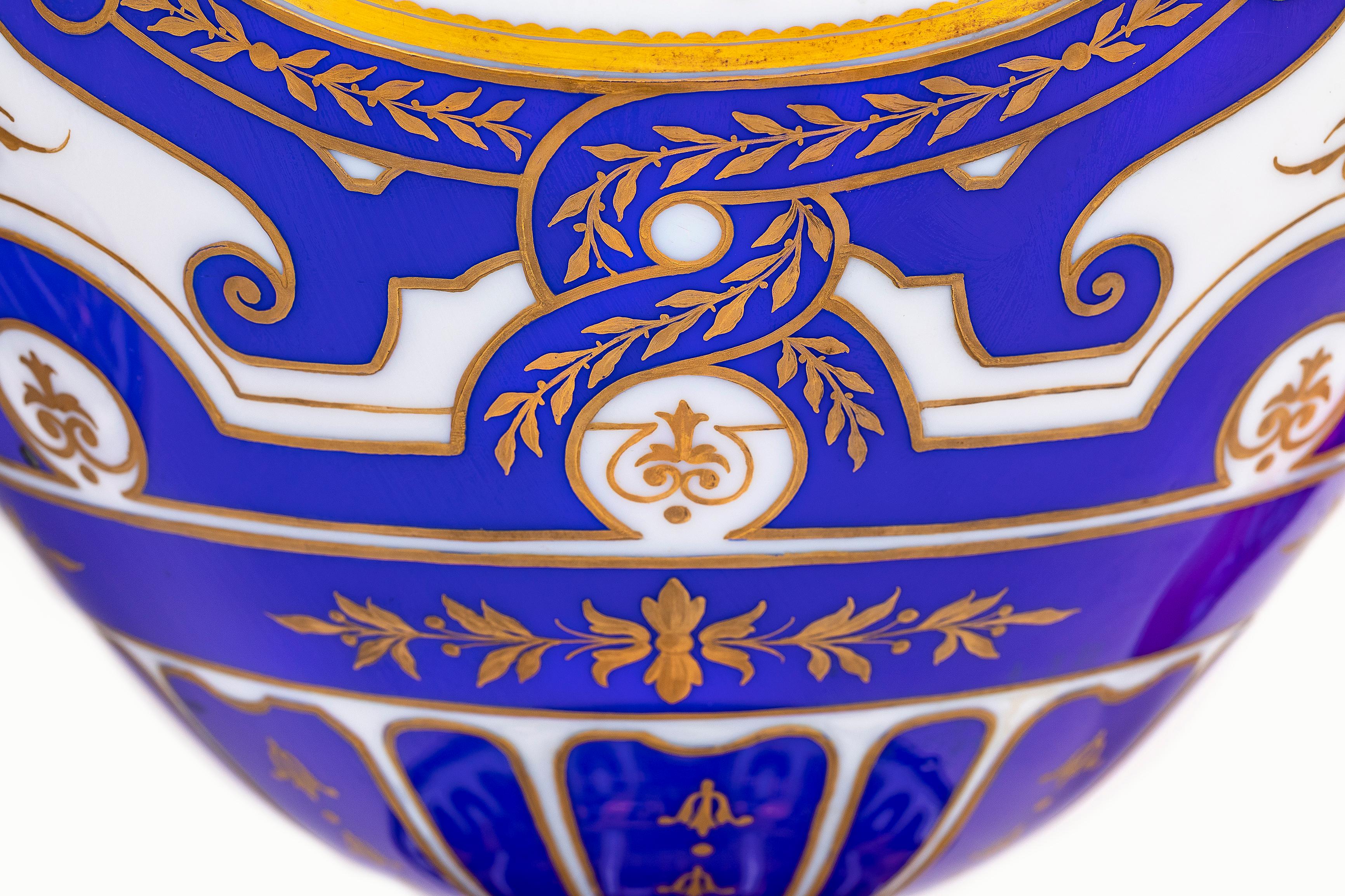 Paire de vases en opaline de Baccarat du 19ème siècle, signés français, à double superposition bleu-blanc en vente 4