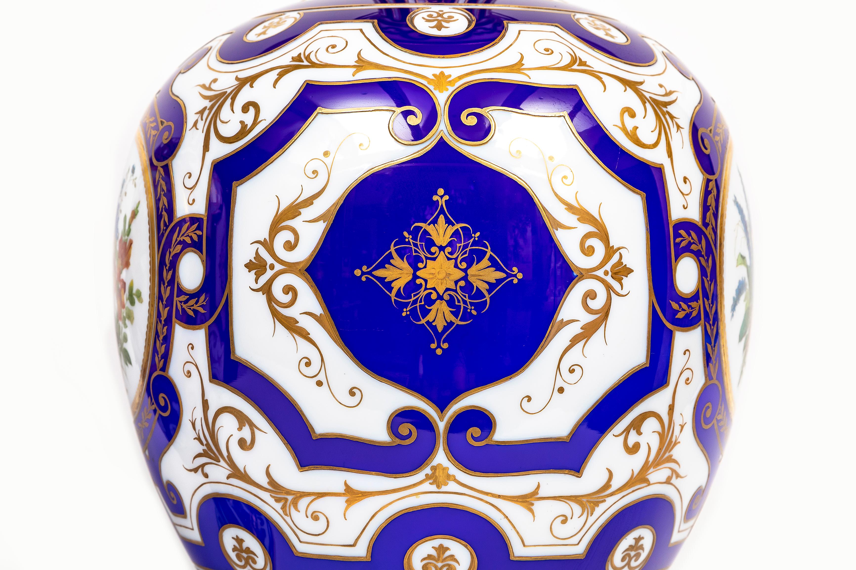 Paire de vases en opaline de Baccarat du 19ème siècle, signés français, à double superposition bleu-blanc en vente 5