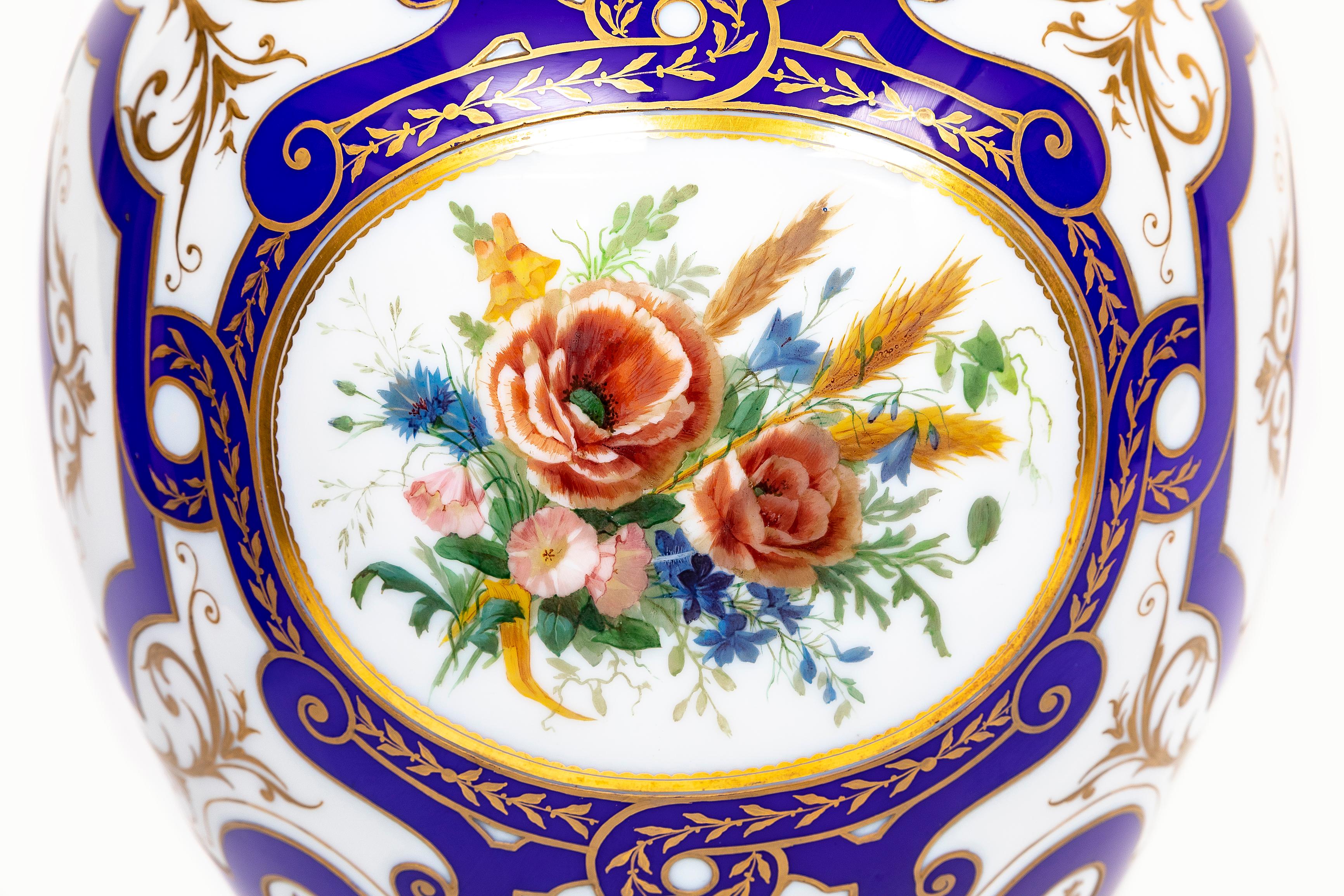 Paire de vases en opaline de Baccarat du 19ème siècle, signés français, à double superposition bleu-blanc en vente 6
