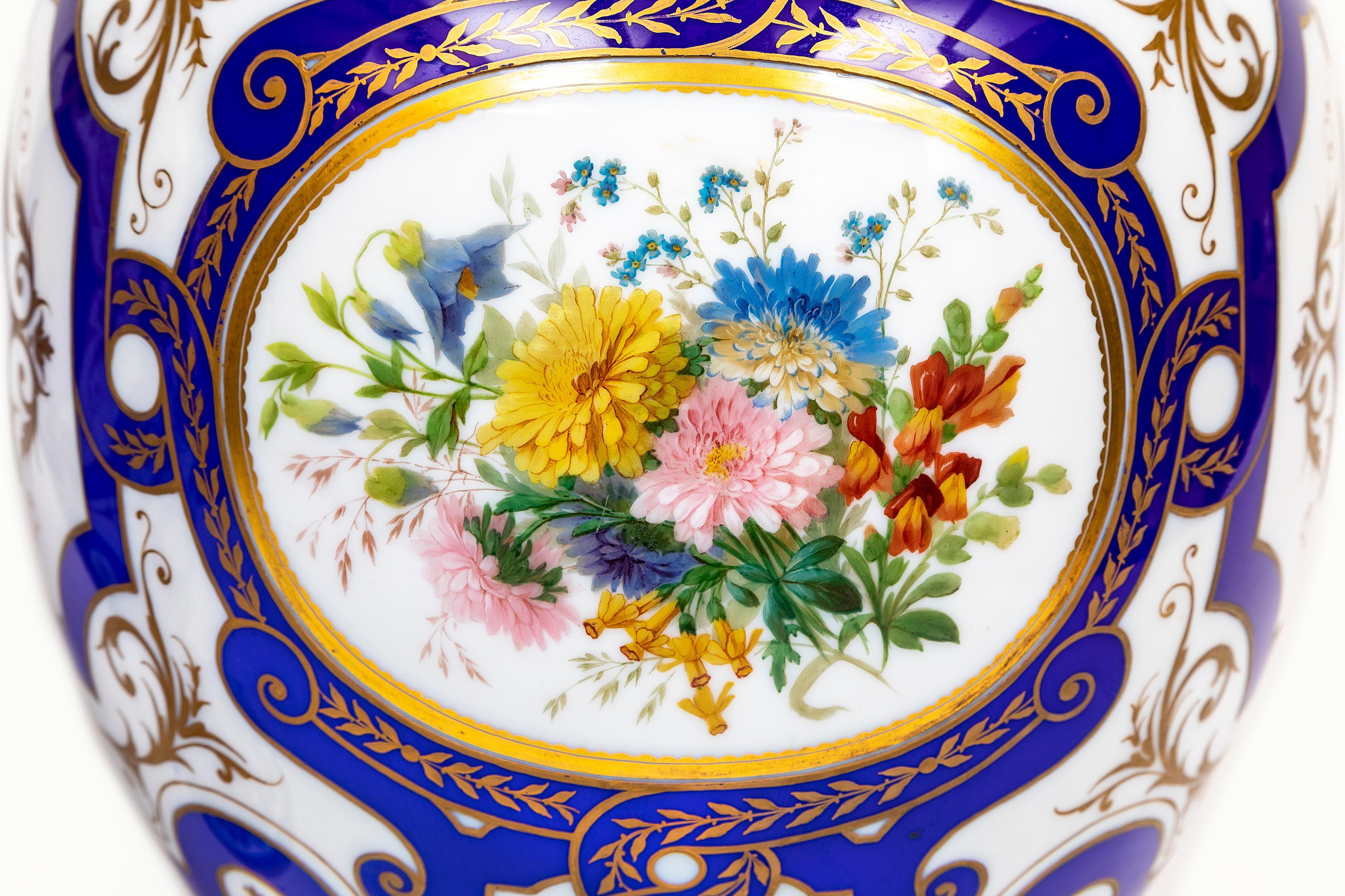 Paire de vases en opaline de Baccarat du 19ème siècle, signés français, à double superposition bleu-blanc en vente 7