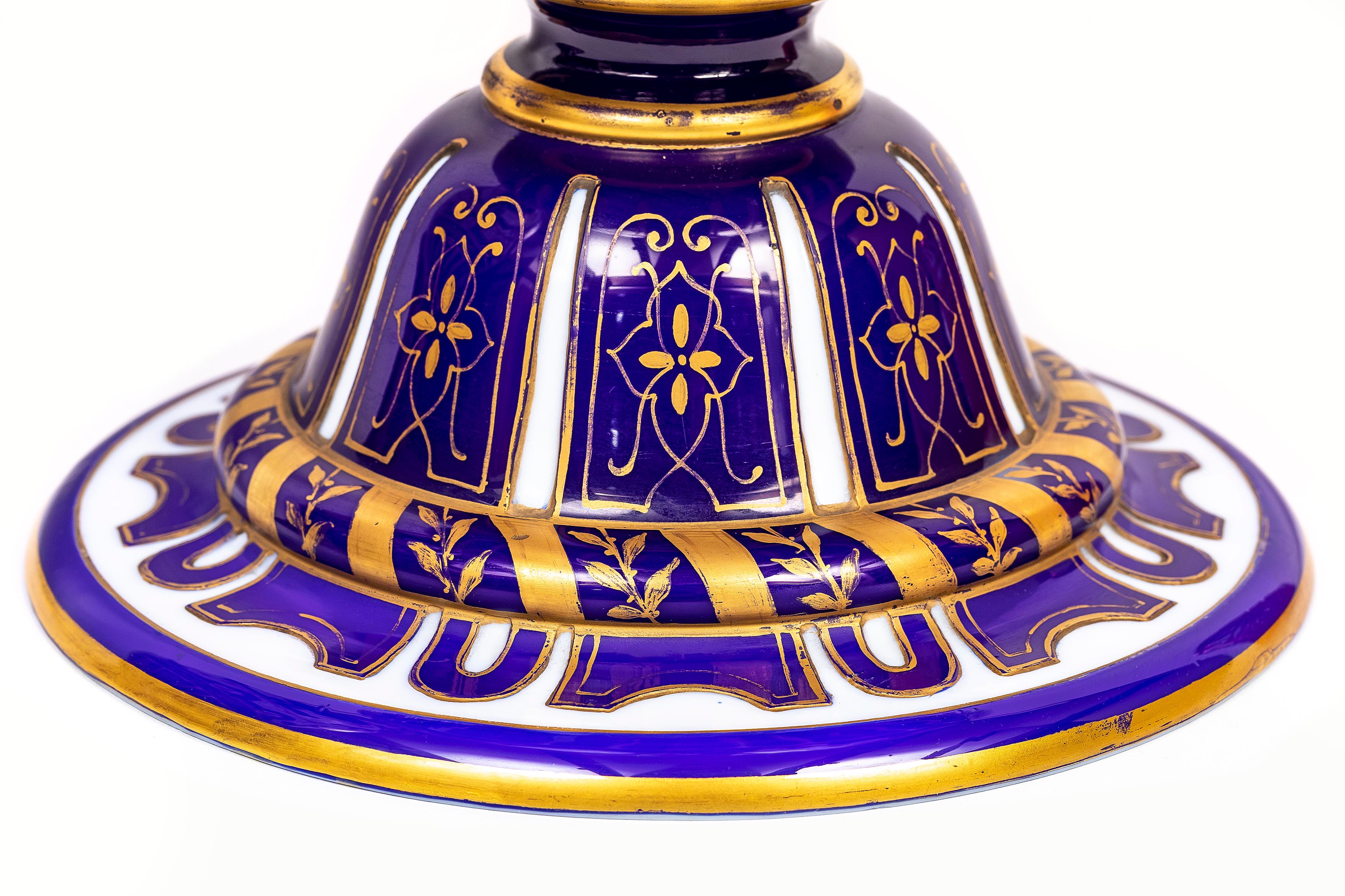 Paire de vases en opaline de Baccarat du 19ème siècle, signés français, à double superposition bleu-blanc en vente 8