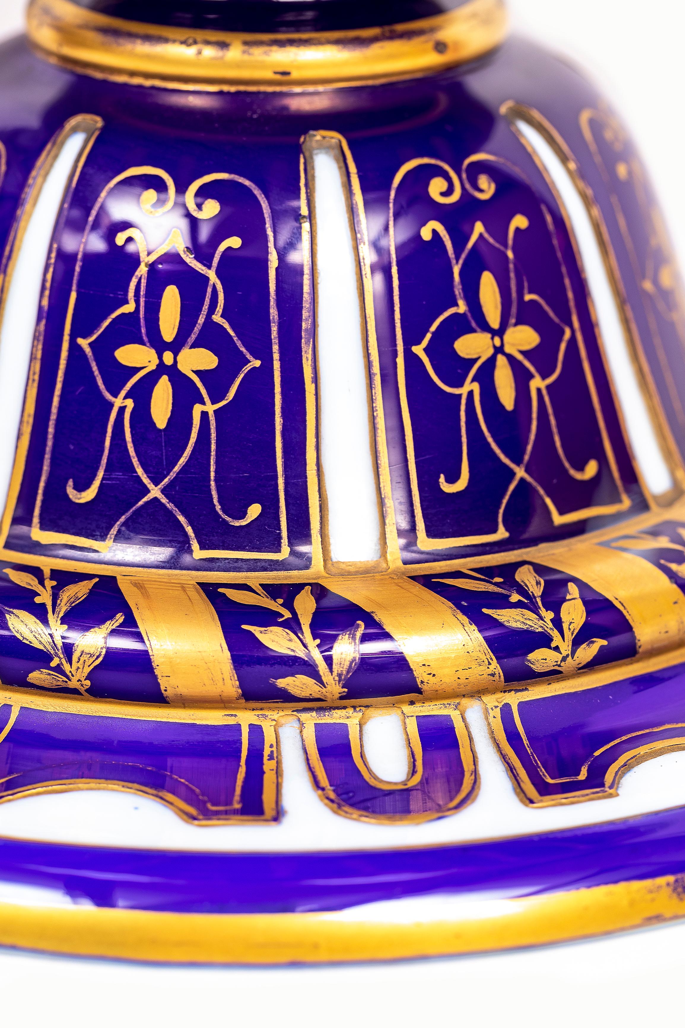 Paire de vases en opaline de Baccarat du 19ème siècle, signés français, à double superposition bleu-blanc en vente 9