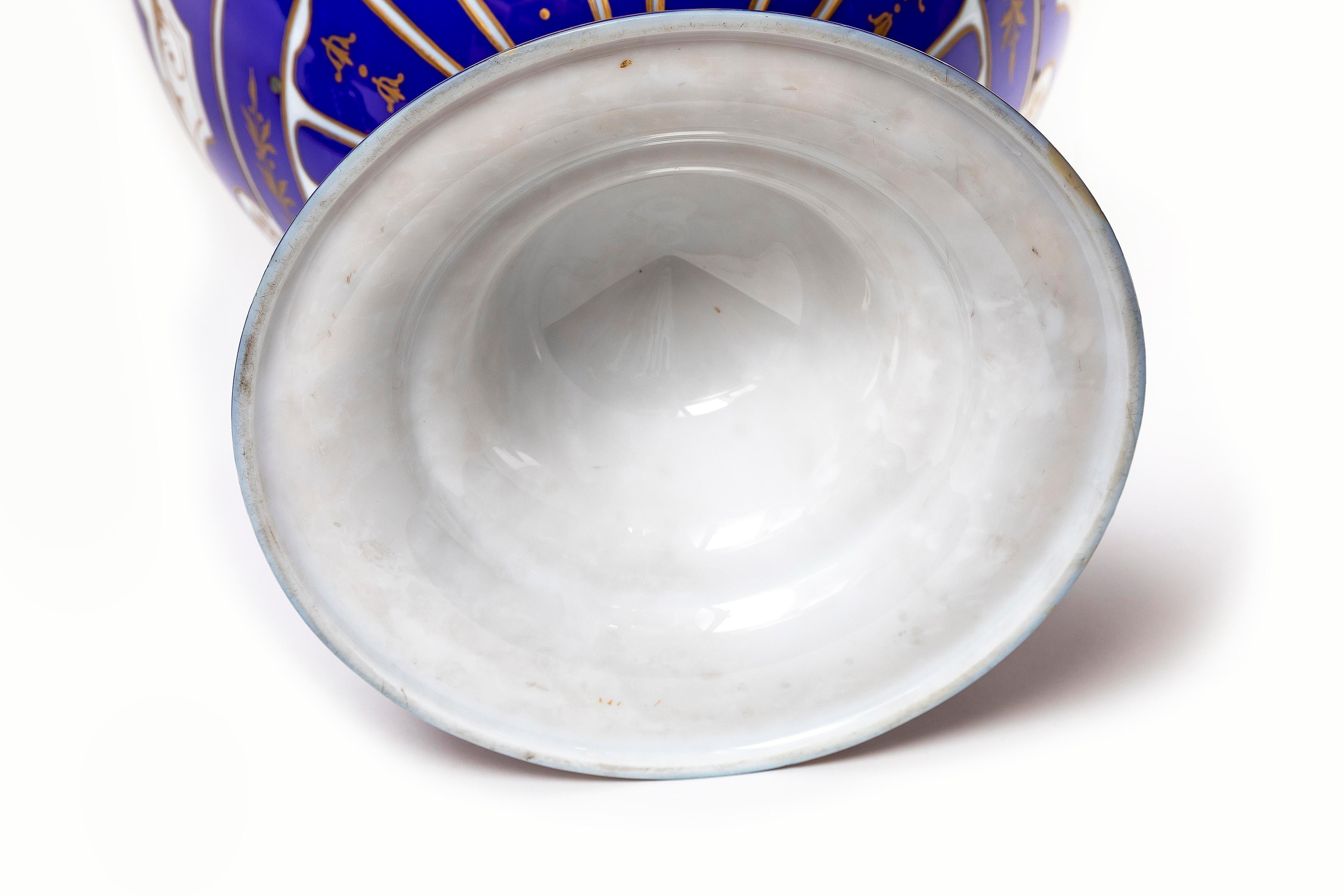 Paire de vases en opaline de Baccarat du 19ème siècle, signés français, à double superposition bleu-blanc en vente 11