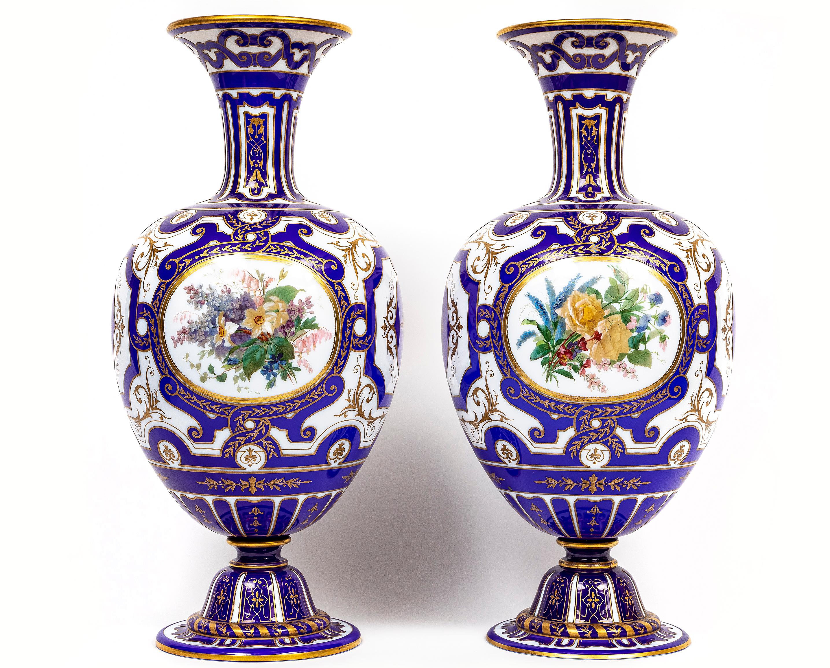Paire très importante, monumentale et rare de vases en opaline signée Baccarat du XIXe siècle, à double recouvrement en bleu de cobalt avec des motifs floraux émaillés à la main, fabriqués en 1866, très probablement pour l'Exposition Universelle de
