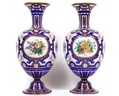 Pareja de jarrones de opalina con doble capa de azul y blanco firmados por Baccarat (s. XIX)