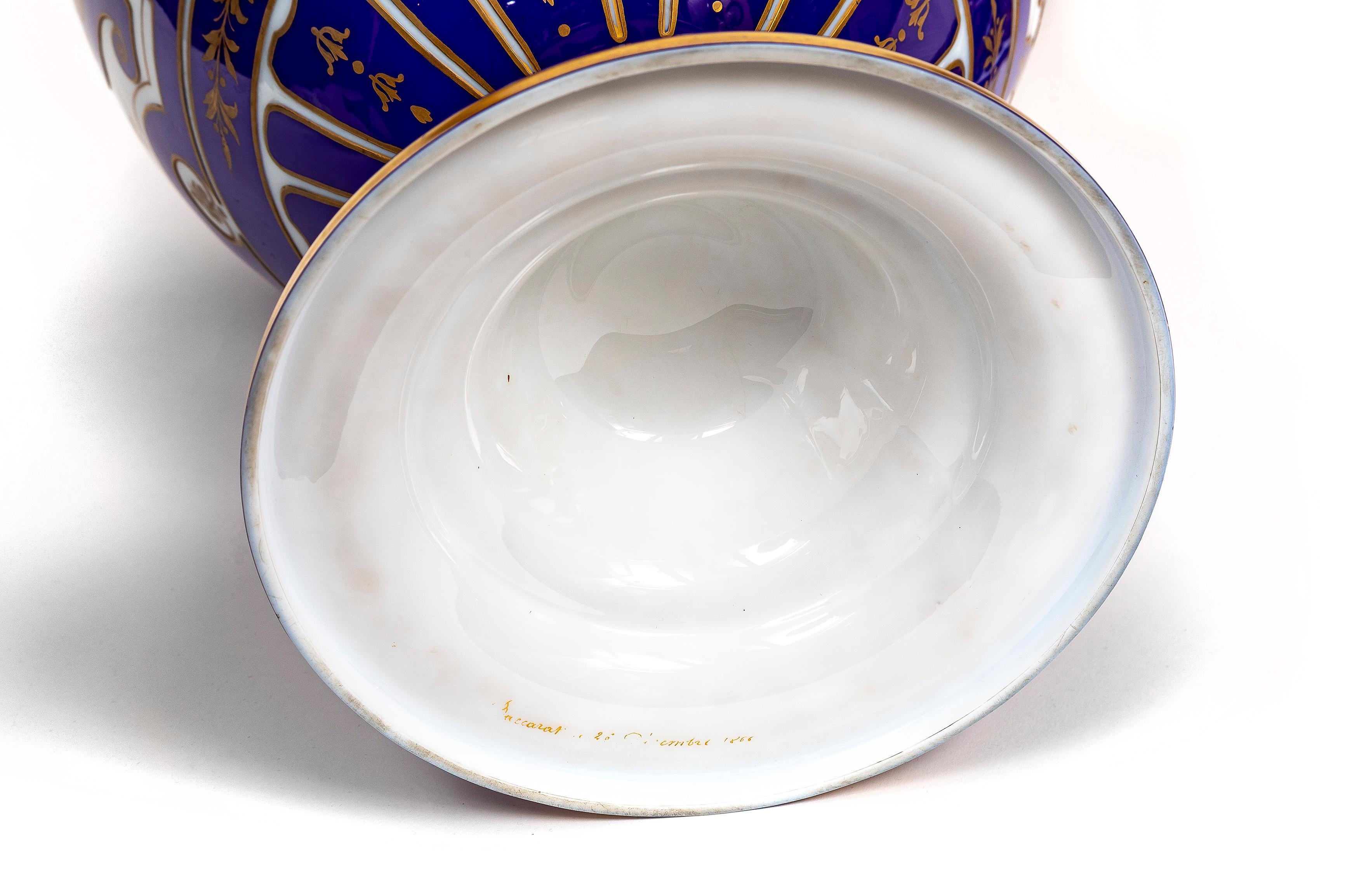 Paire de vases en opaline de Baccarat du 19ème siècle, signés français, à double superposition bleu-blanc en vente 12