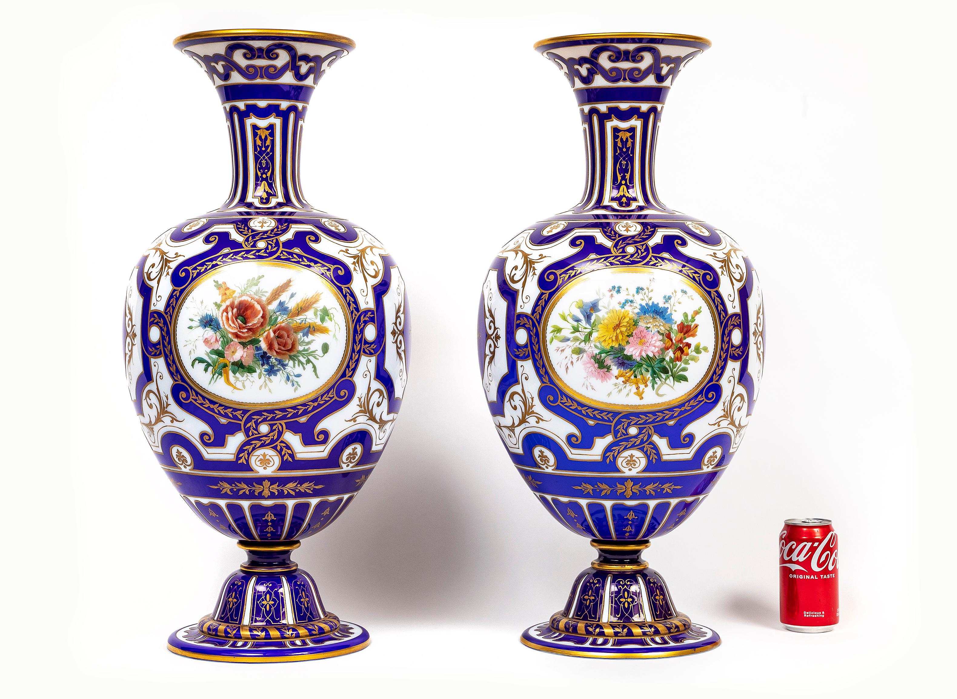 Louis XVI Paire de vases en opaline de Baccarat du 19ème siècle, signés français, à double superposition bleu-blanc en vente