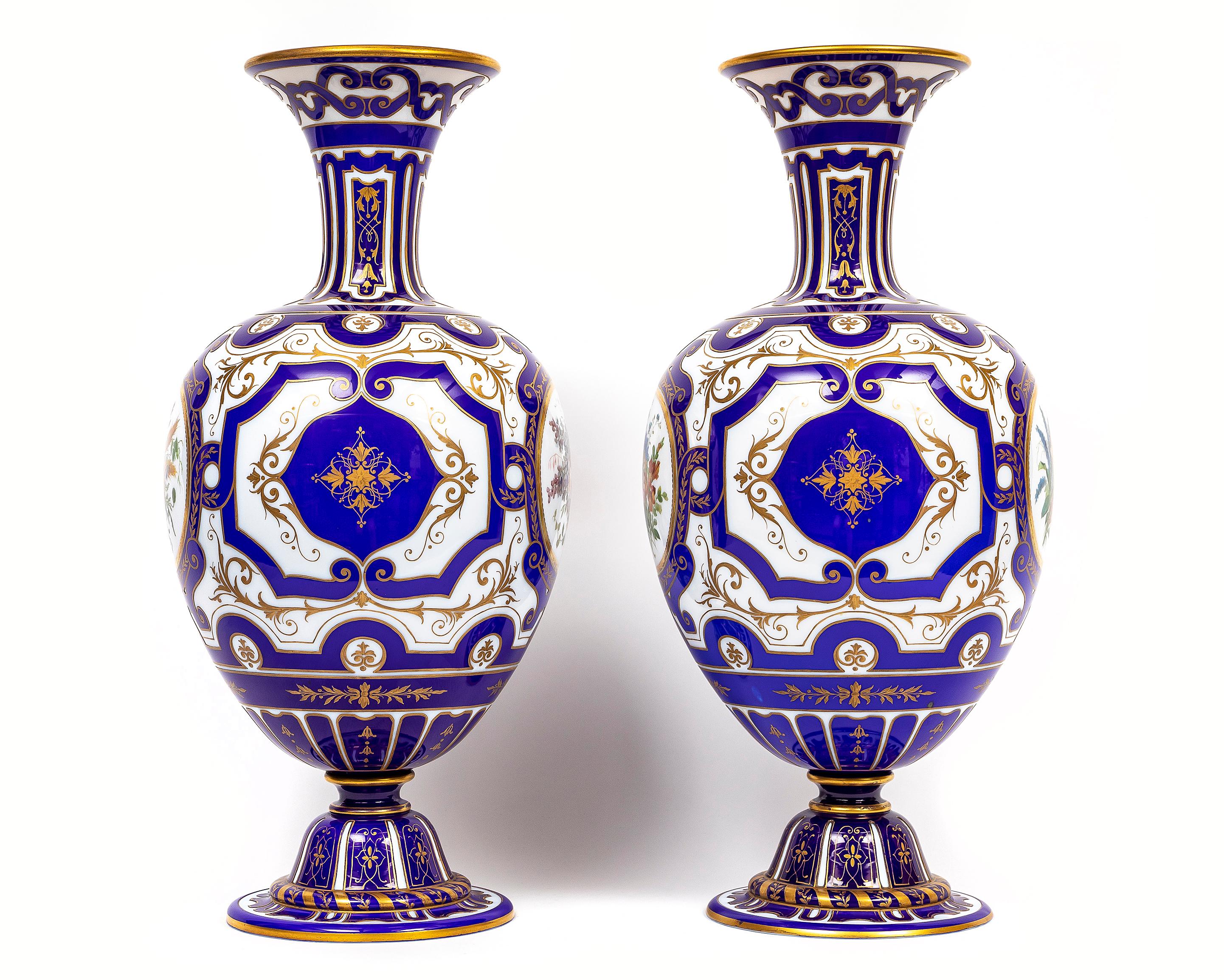 Français Paire de vases en opaline de Baccarat du 19ème siècle, signés français, à double superposition bleu-blanc en vente