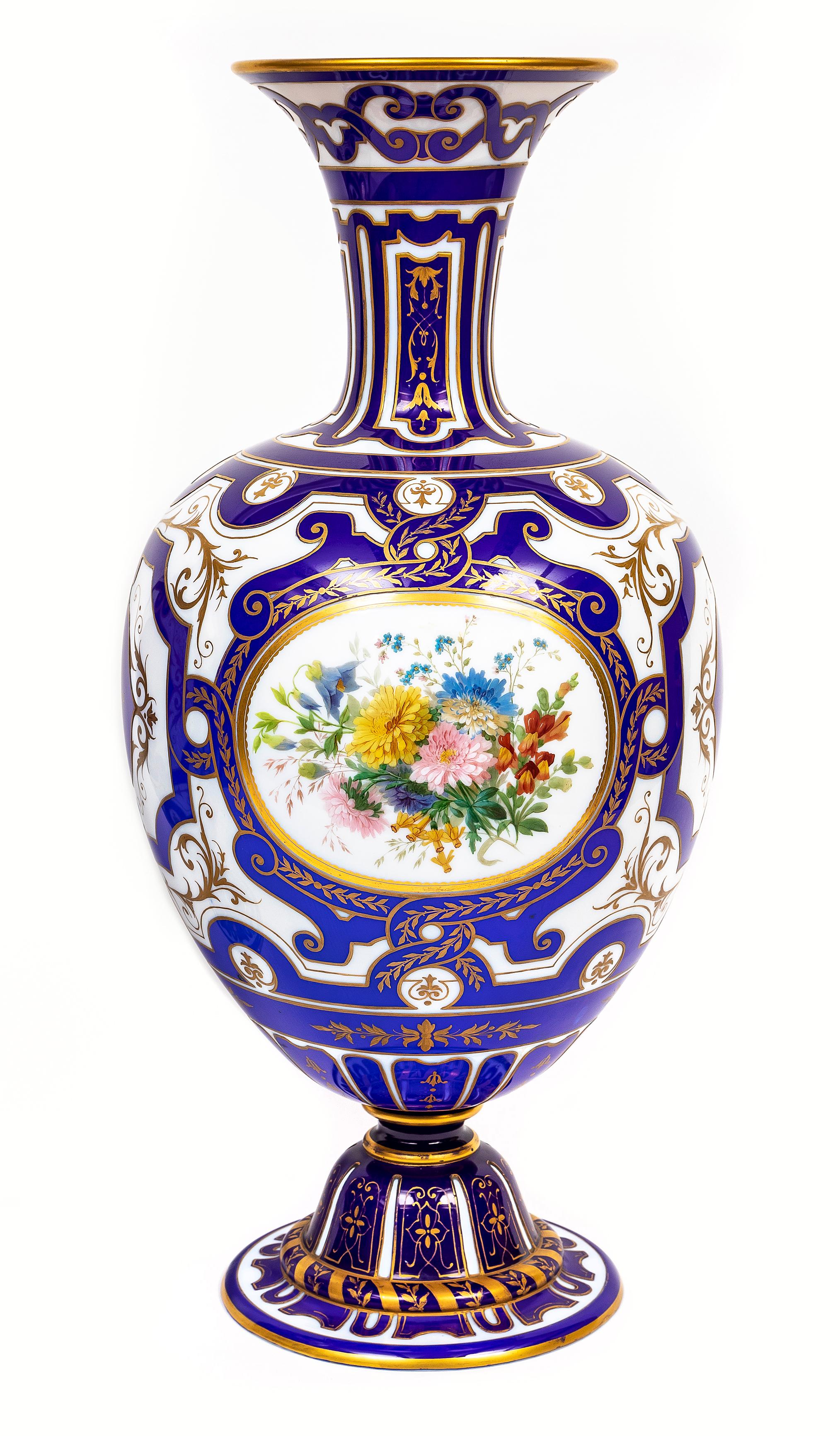 Sculpté à la main Paire de vases en opaline de Baccarat du 19ème siècle, signés français, à double superposition bleu-blanc en vente