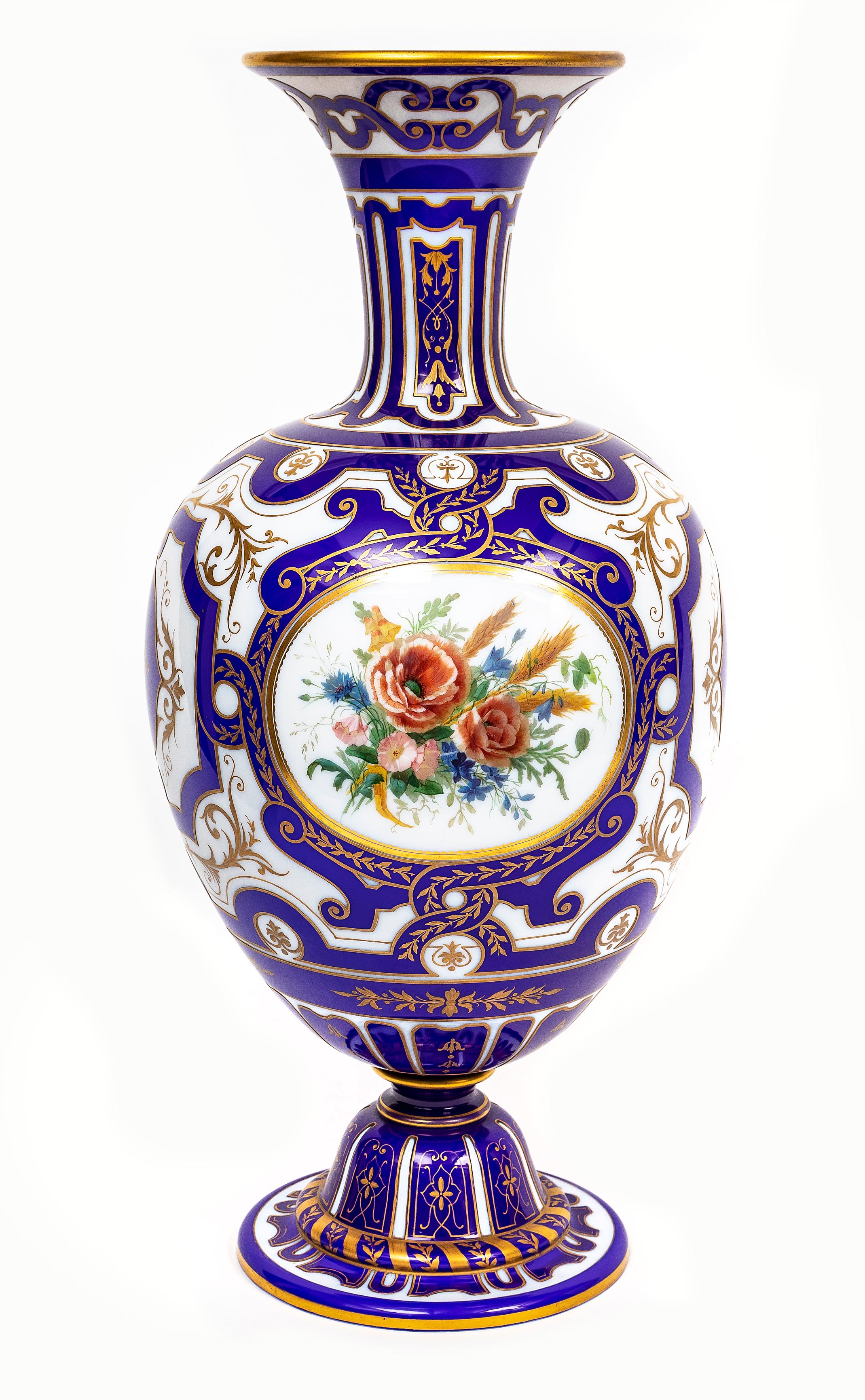 Paire de vases en opaline de Baccarat du 19ème siècle, signés français, à double superposition bleu-blanc Bon état - En vente à New York, NY