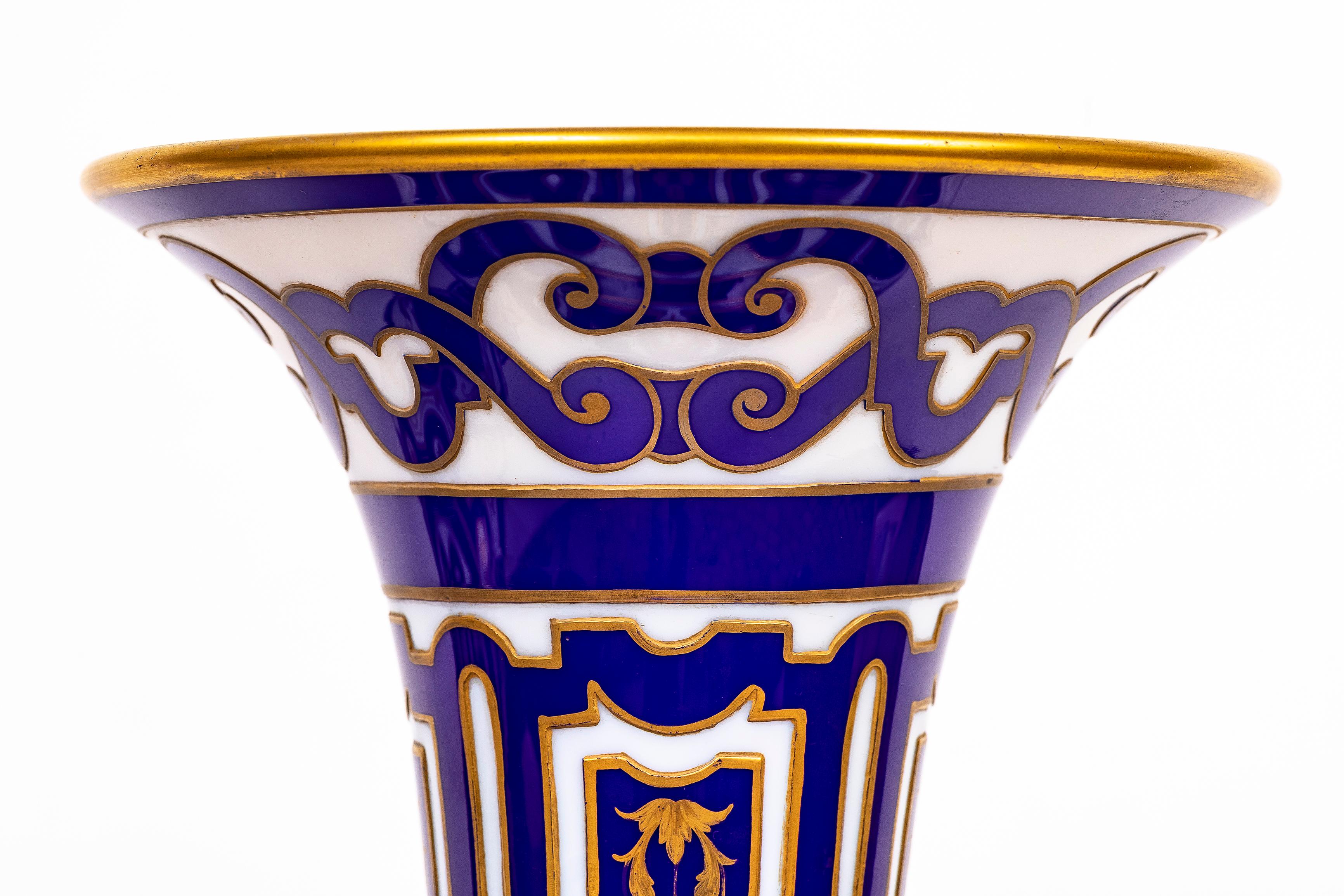 Milieu du XIXe siècle Paire de vases en opaline de Baccarat du 19ème siècle, signés français, à double superposition bleu-blanc en vente