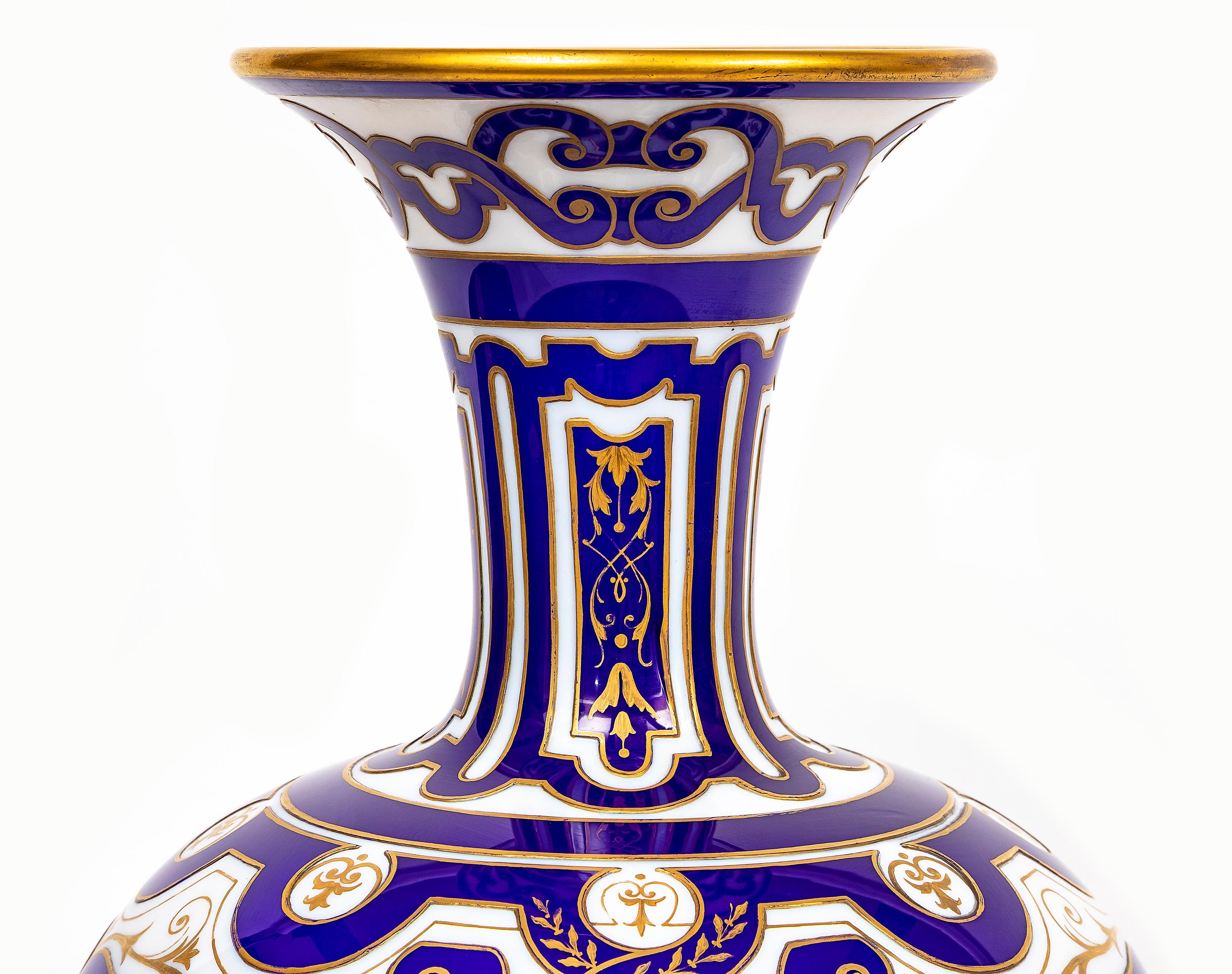 Cristal Paire de vases en opaline de Baccarat du 19ème siècle, signés français, à double superposition bleu-blanc en vente