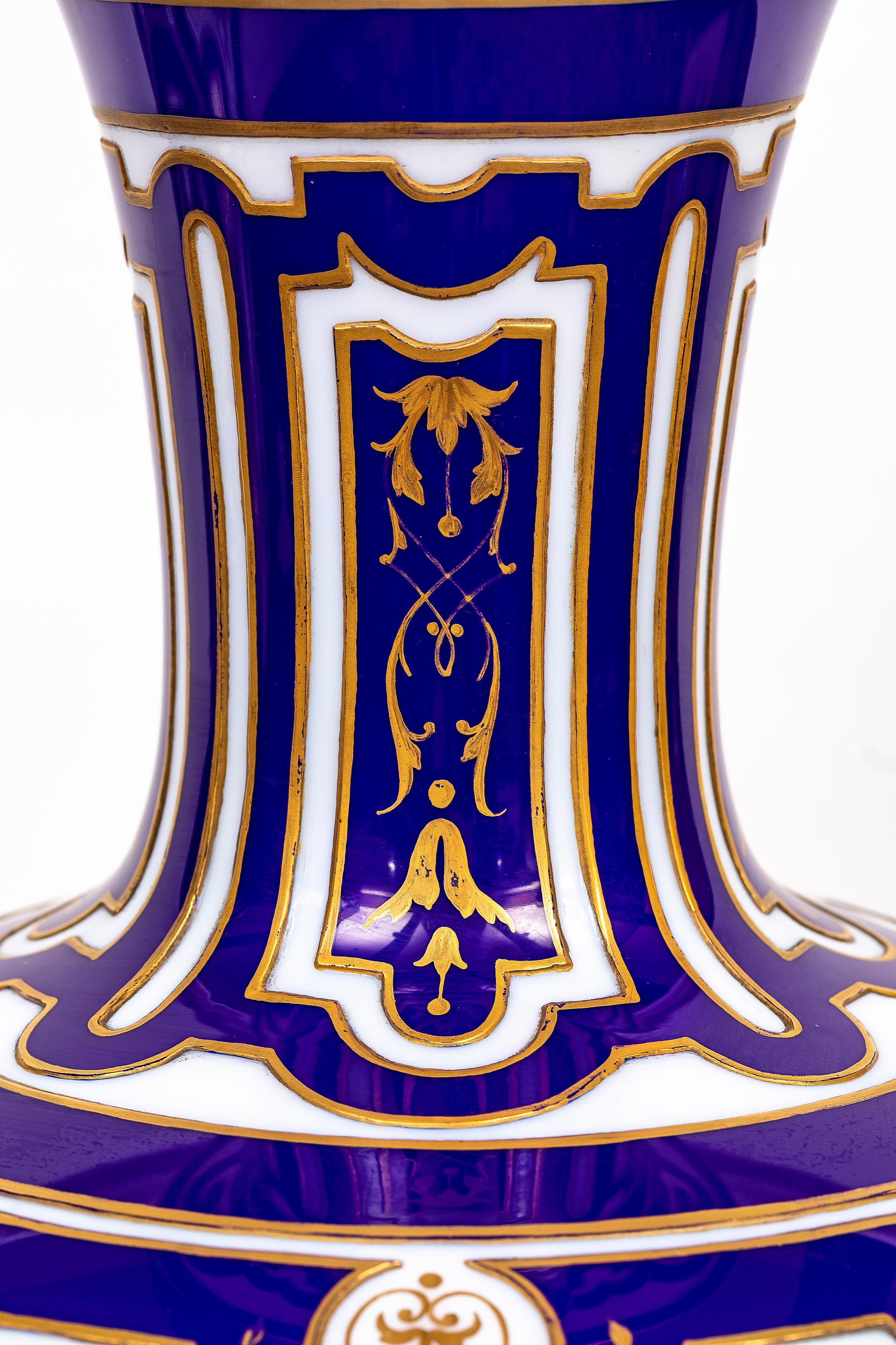 Paire de vases en opaline de Baccarat du 19ème siècle, signés français, à double superposition bleu-blanc en vente 1