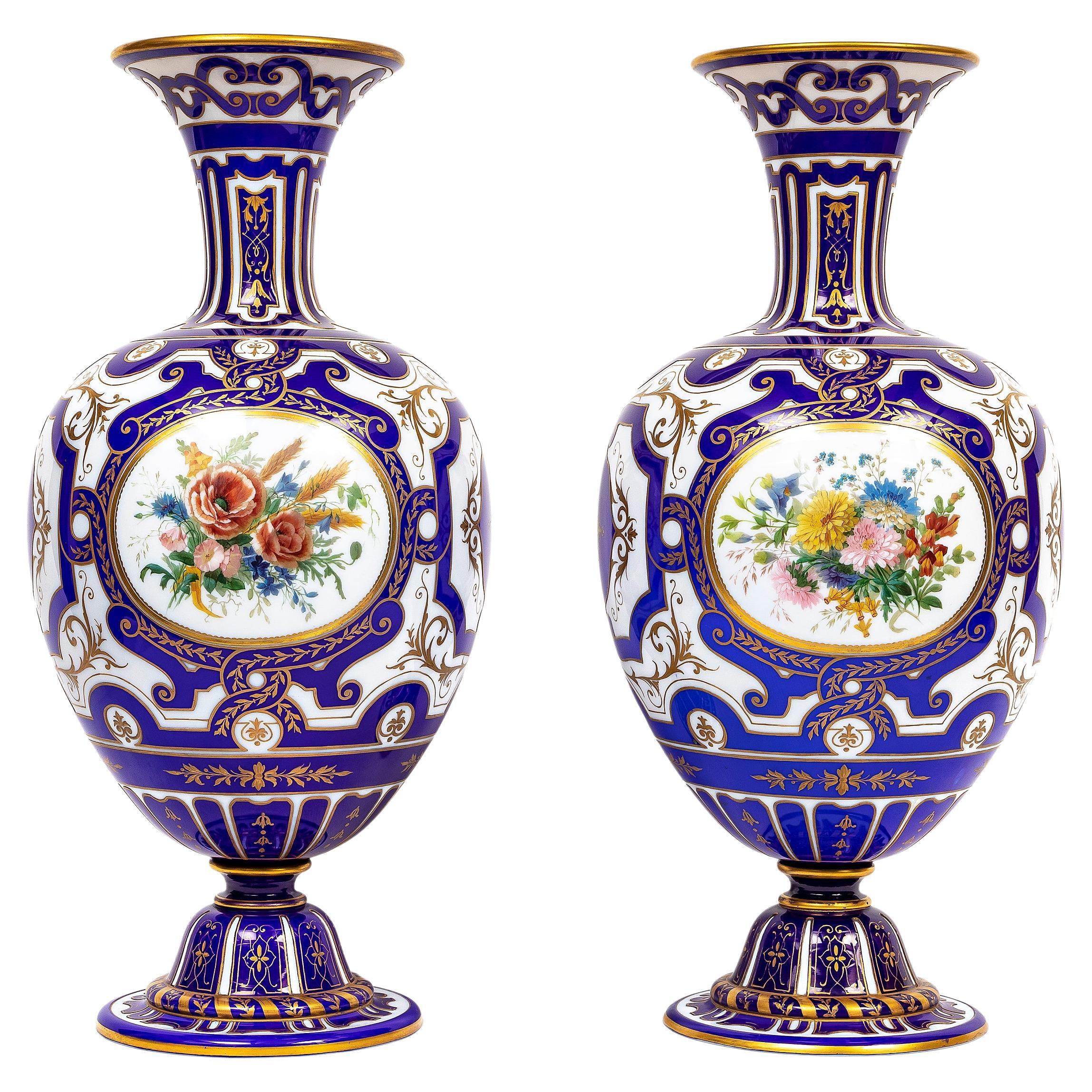 Coppia di vasi francesi del XIX secolo firmati Baccarat Opaline a doppia sovrapposizione blu-bianco tagliato