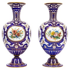 Coppia di vasi francesi del XIX secolo firmati Baccarat Opaline a doppia sovrapposizione blu-bianco tagliato