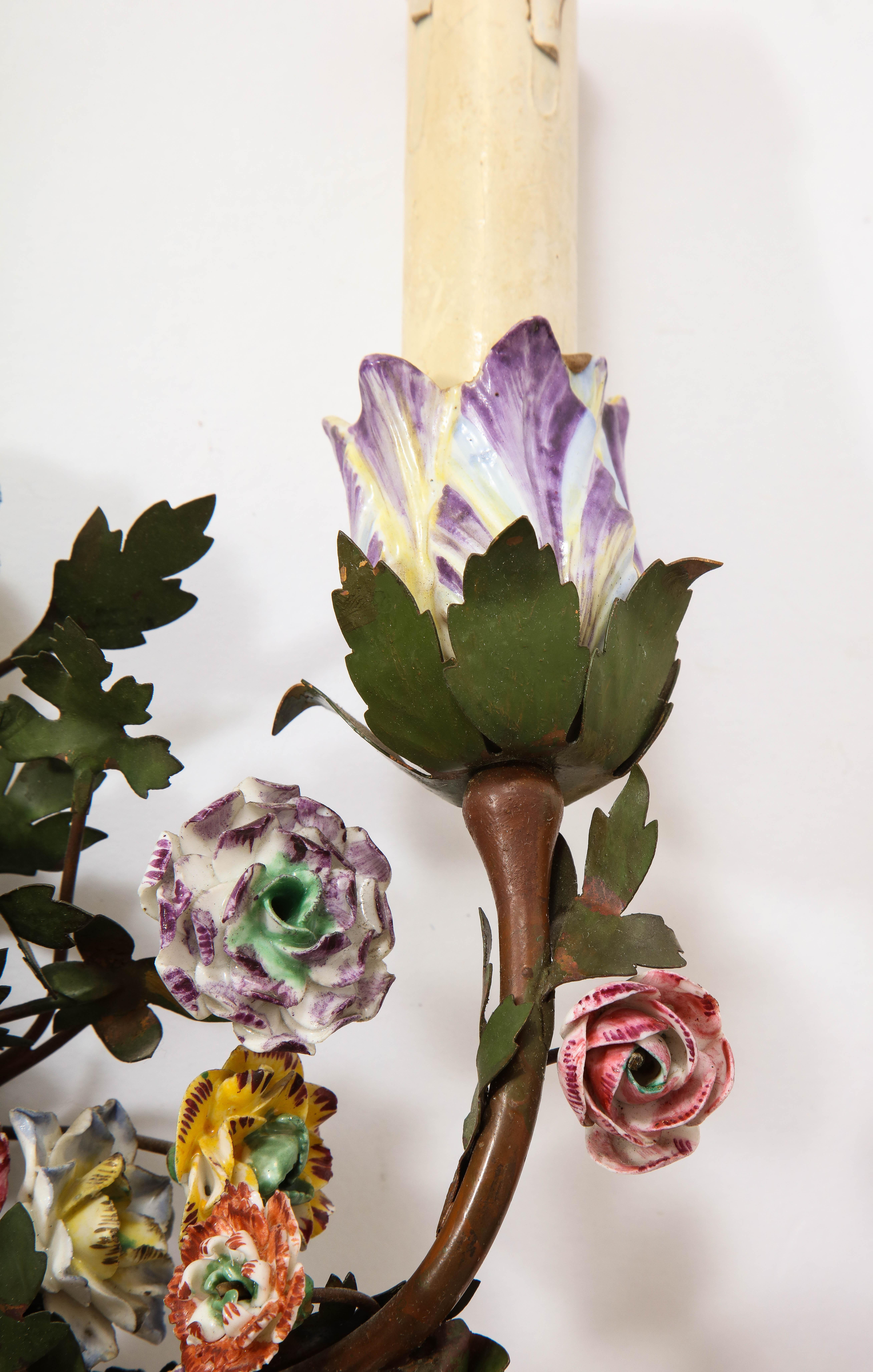 Coppia di lampade francesi in tiglio e porcellana del XIX secolo con fiori di porcellana policromi in vendita 4