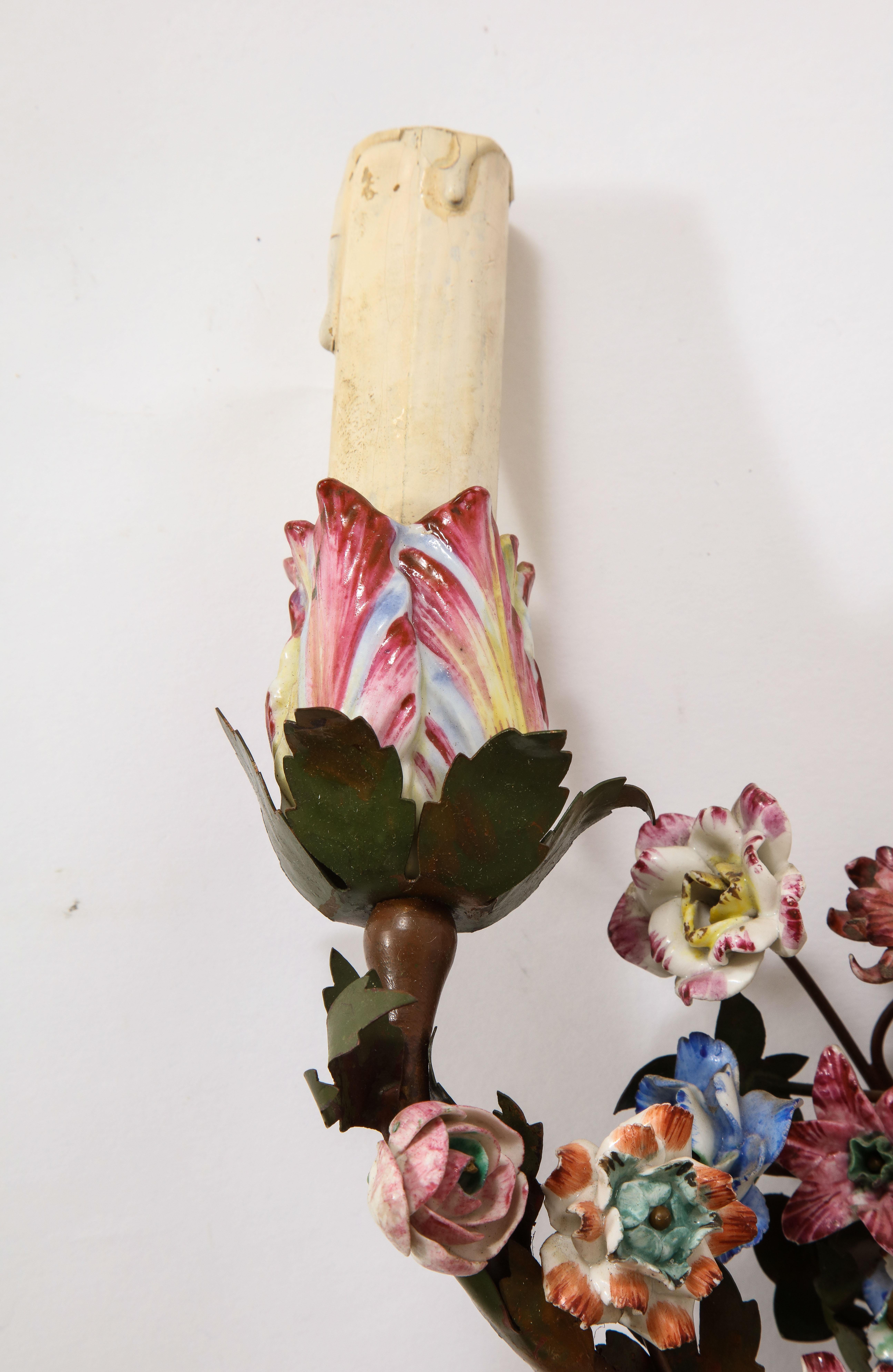 Coppia di lampade francesi in tiglio e porcellana del XIX secolo con fiori di porcellana policromi in vendita 5