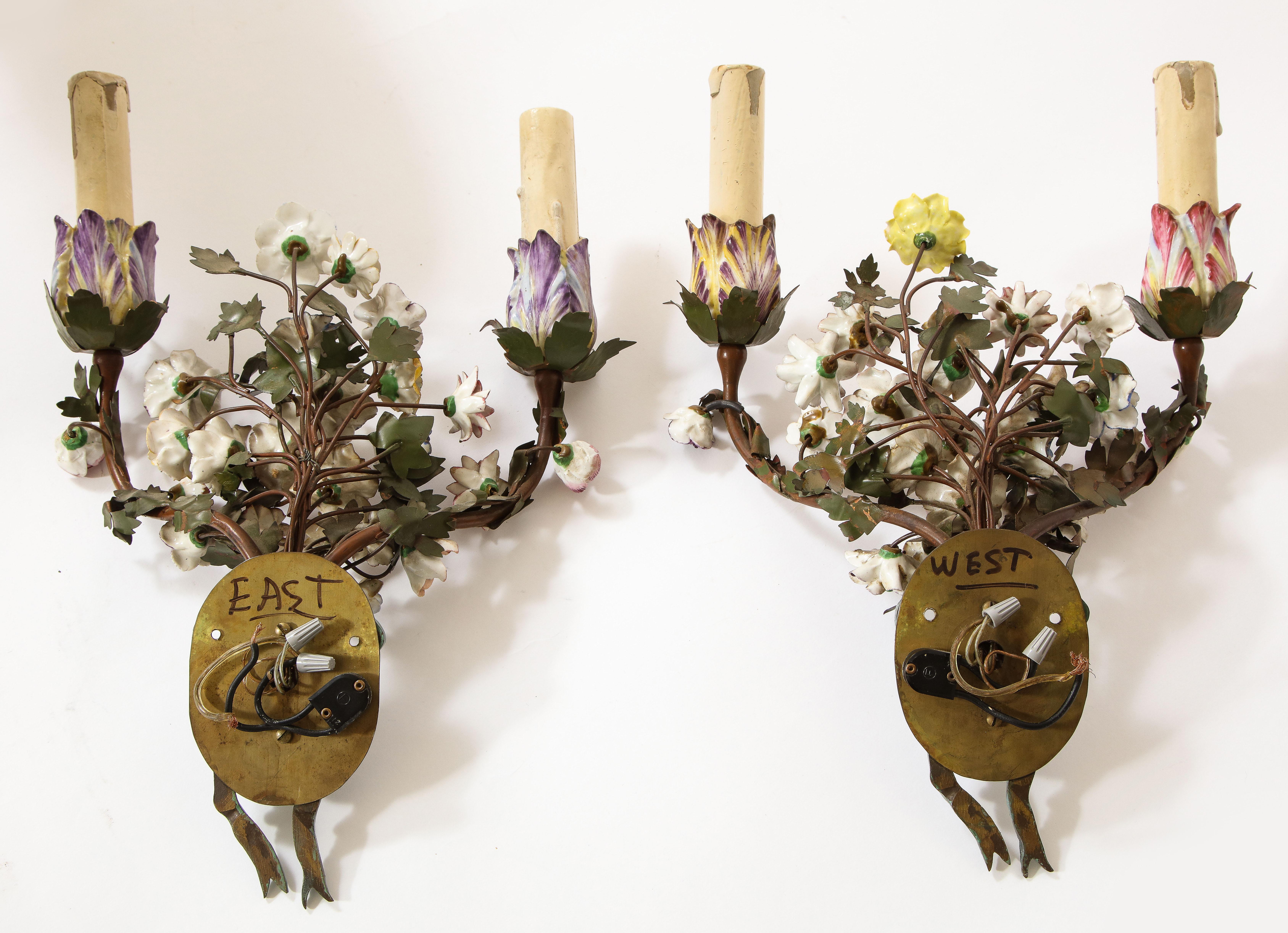 Rococò Coppia di lampade francesi in tiglio e porcellana del XIX secolo con fiori di porcellana policromi in vendita