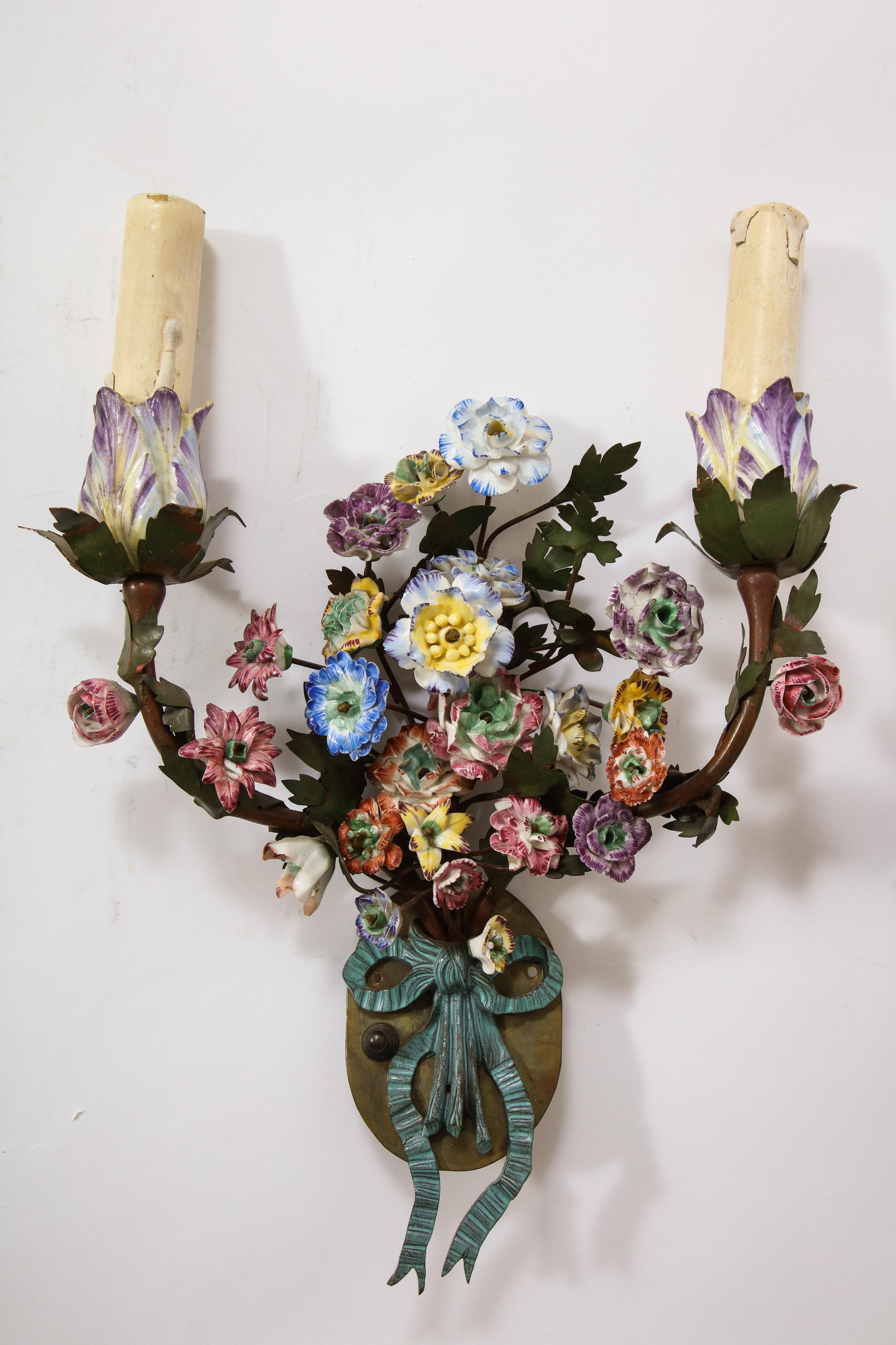 Francese Coppia di lampade francesi in tiglio e porcellana del XIX secolo con fiori di porcellana policromi in vendita