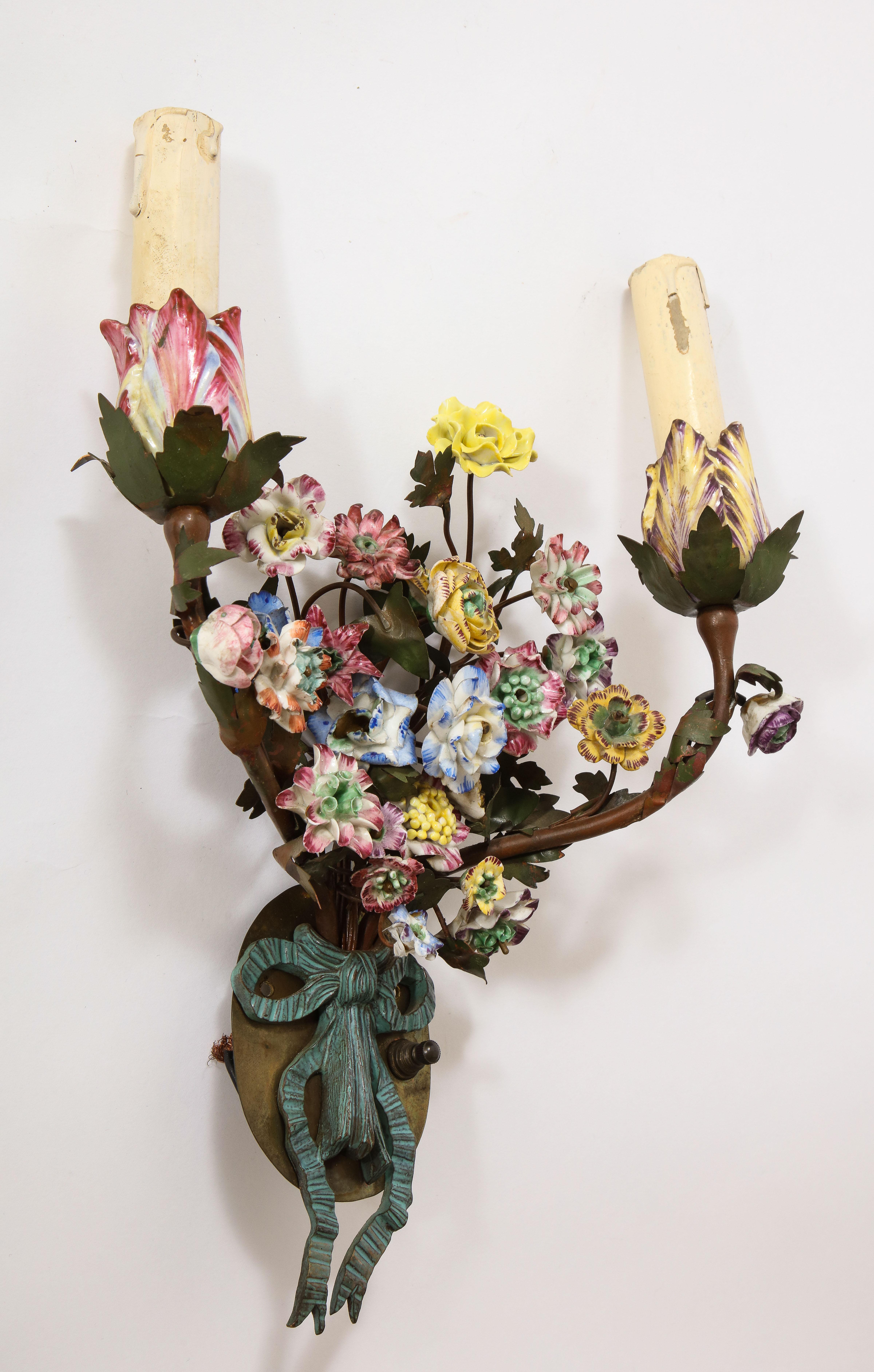 Coppia di lampade francesi in tiglio e porcellana del XIX secolo con fiori di porcellana policromi In condizioni buone in vendita a New York, NY