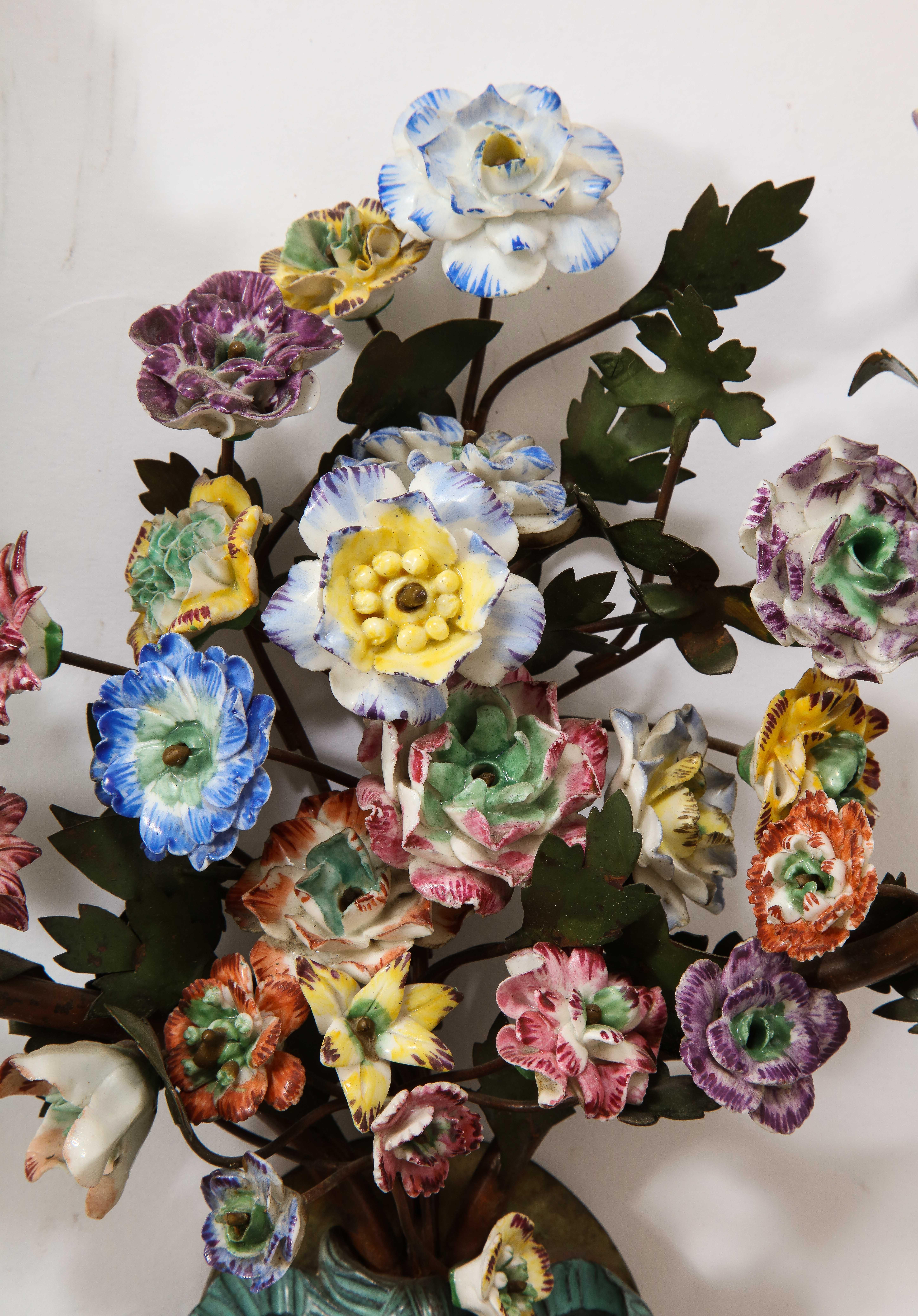 Fine XIX secolo Coppia di lampade francesi in tiglio e porcellana del XIX secolo con fiori di porcellana policromi in vendita
