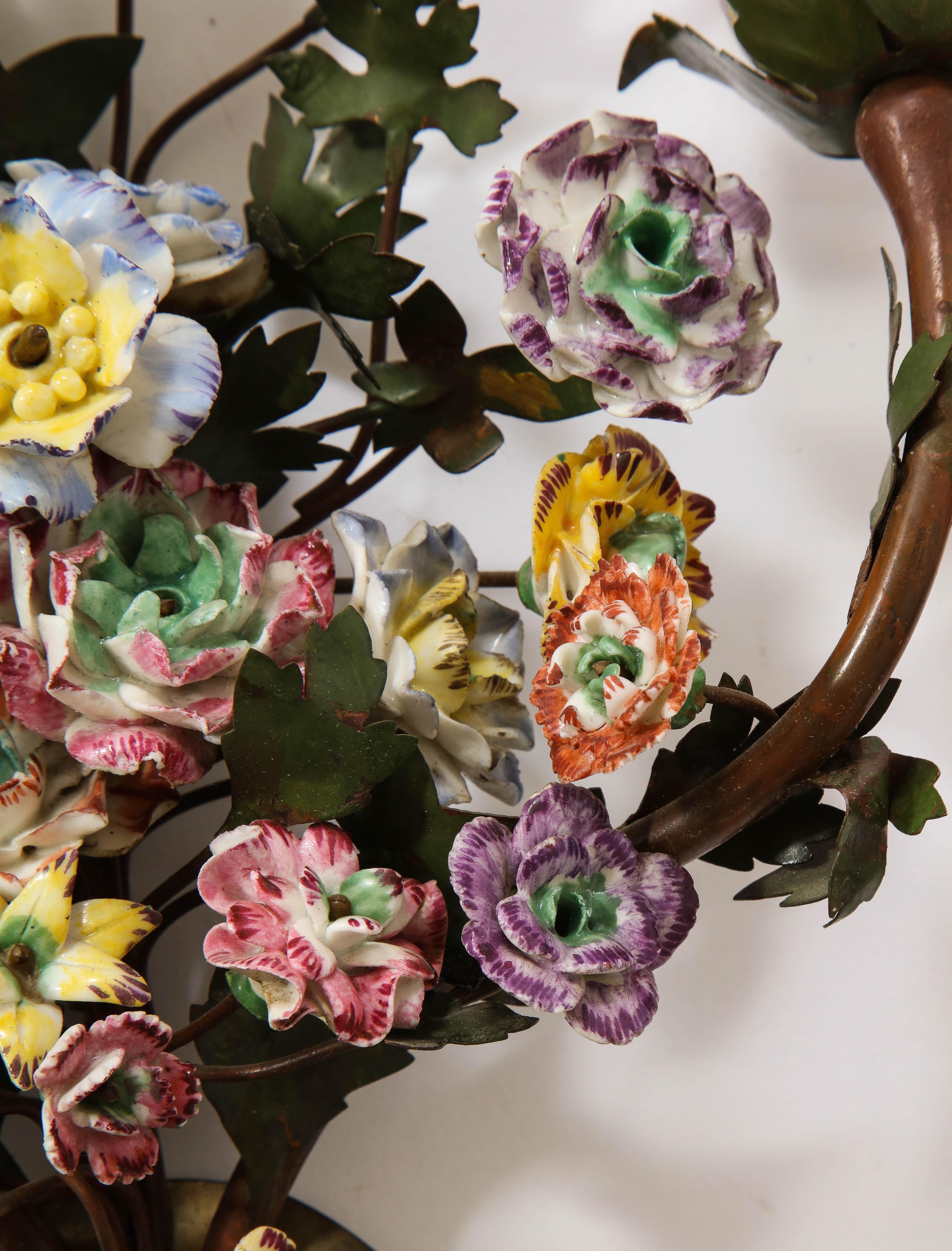 Metallo Coppia di lampade francesi in tiglio e porcellana del XIX secolo con fiori di porcellana policromi in vendita