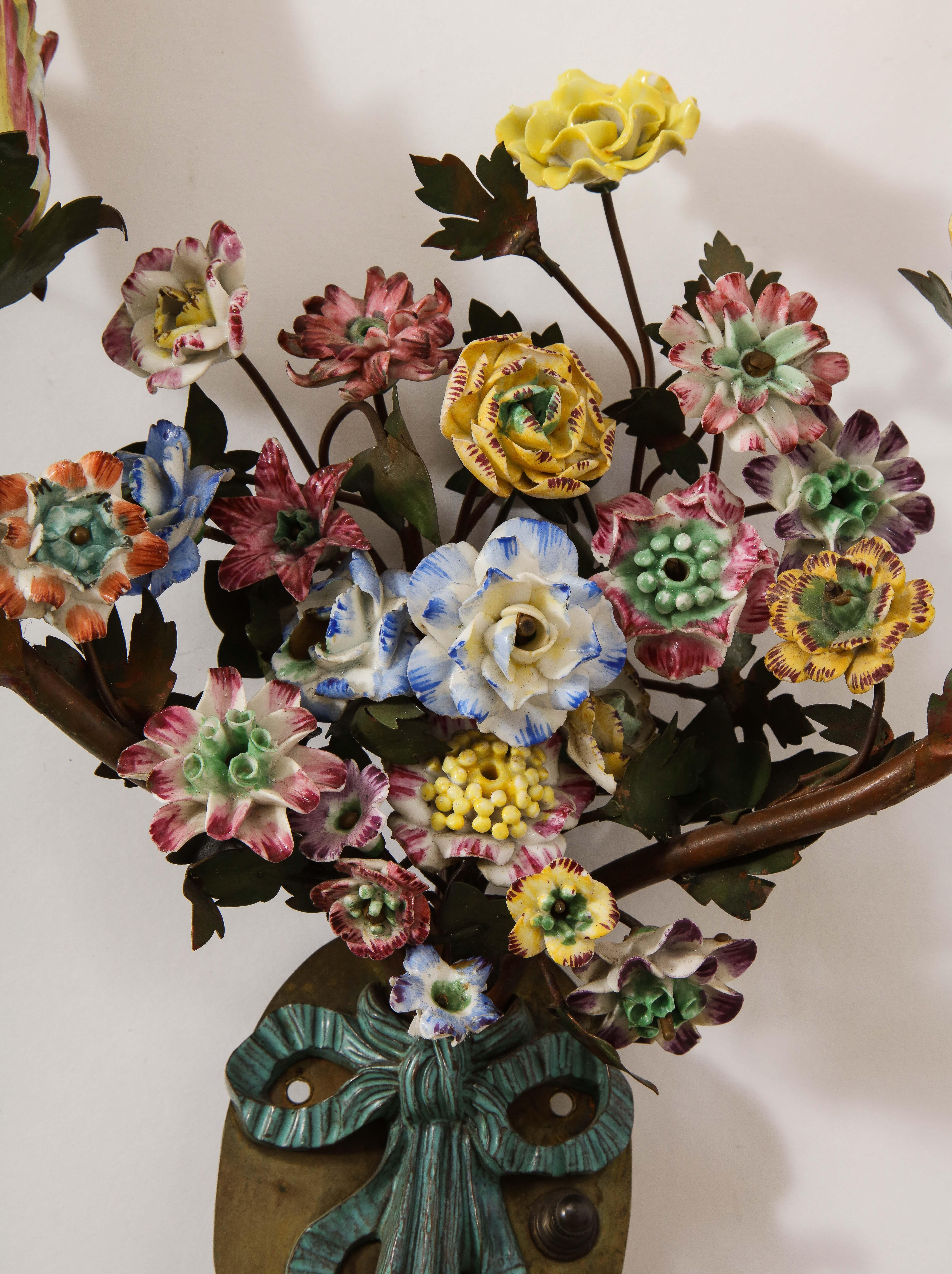 Coppia di lampade francesi in tiglio e porcellana del XIX secolo con fiori di porcellana policromi in vendita 1