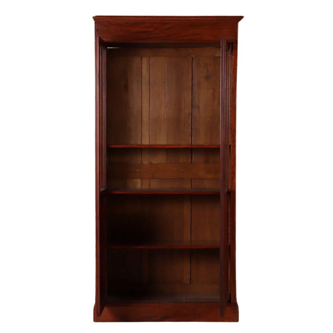 Coppia di librerie in mogano A.I.C. del XIX secolo con porte In condizioni buone in vendita a Locust Valley, NY