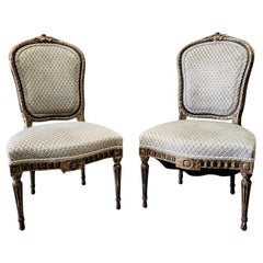 Paar teilweise vergoldete, geschnitzte und gepolsterte Akzentstühle im Louis XVI-Stil des 19.