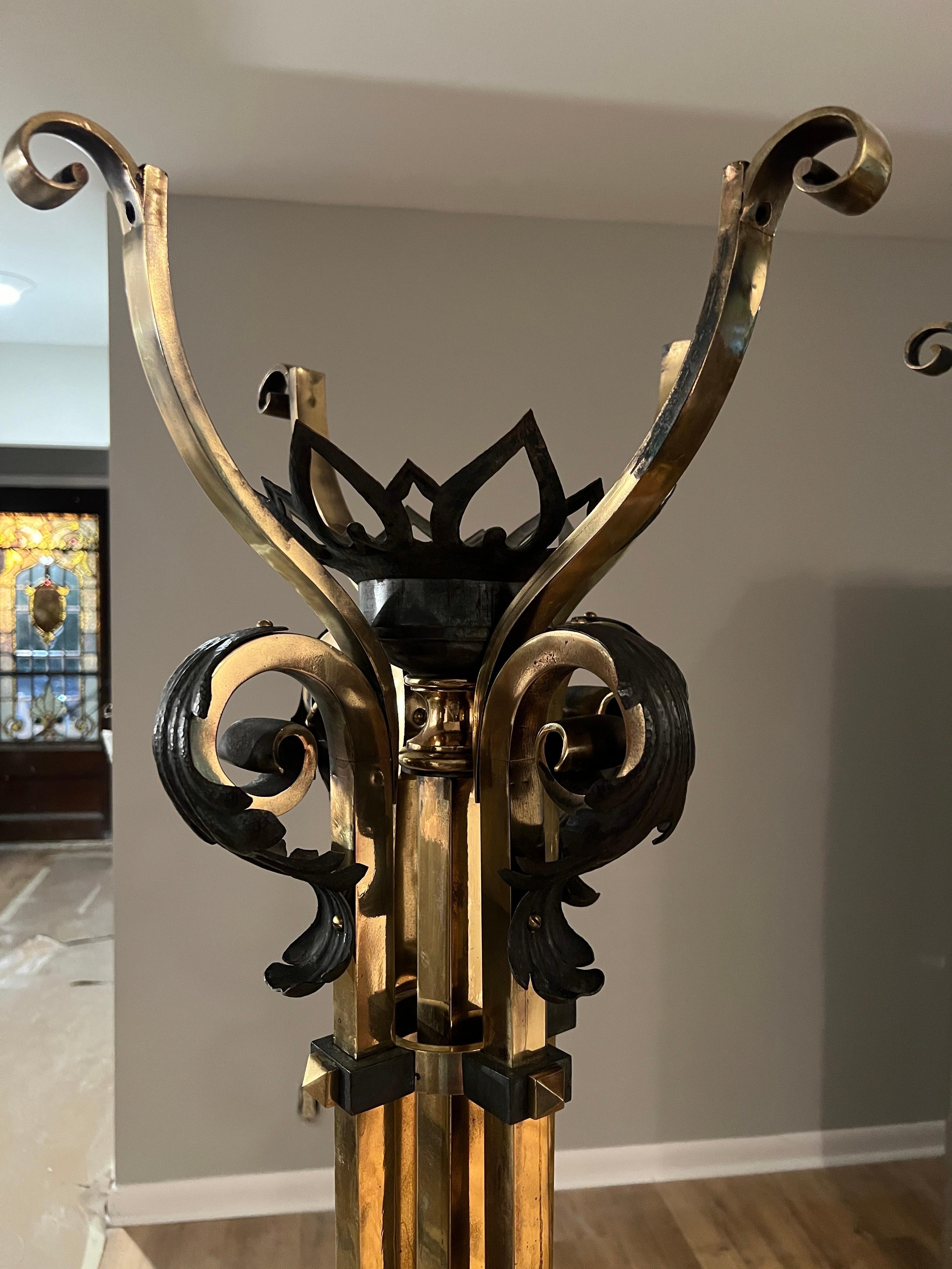 Paire de lampadaires russes néoclassiques du 19ème siècle en bronze, fer et tiges de plumes en vente 4