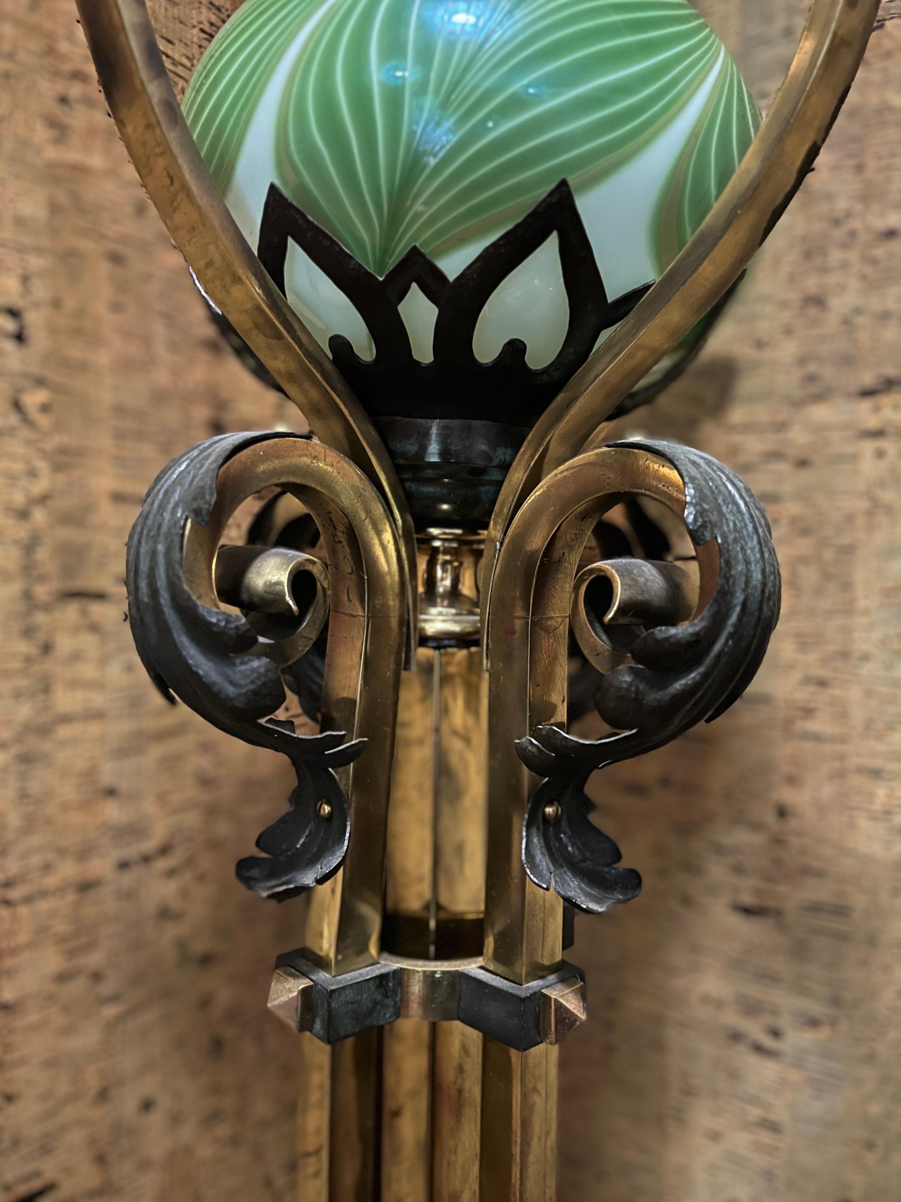 Bronze Paire de lampadaires russes néoclassiques du 19ème siècle en bronze, fer et tiges de plumes en vente