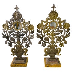 Paire de reliquaires baroques coloniaux espagnols A.C. Silver & Gilt Tole Mirrored