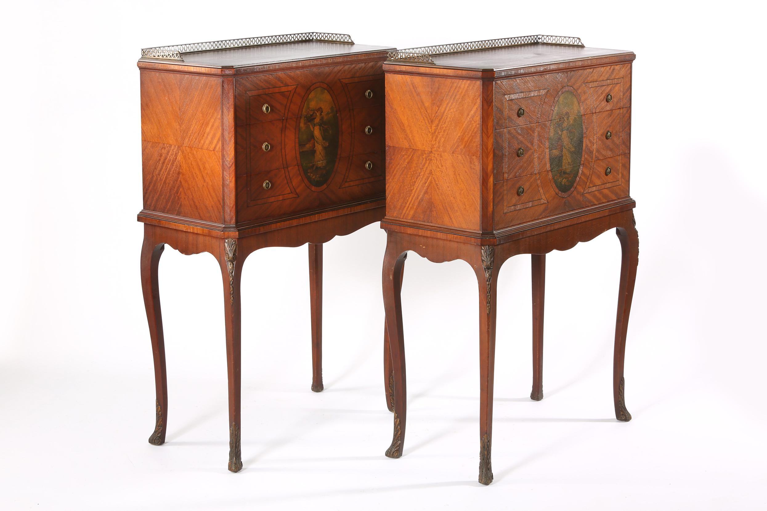 Paire de hautes tables ou de coffres en bois de satin de style Adams du 19e siècle avec détails de conception de la façade extérieure et galerie en laiton. Chaque table/coffre est en excellent état d'ancienneté, avec une usure appropriée