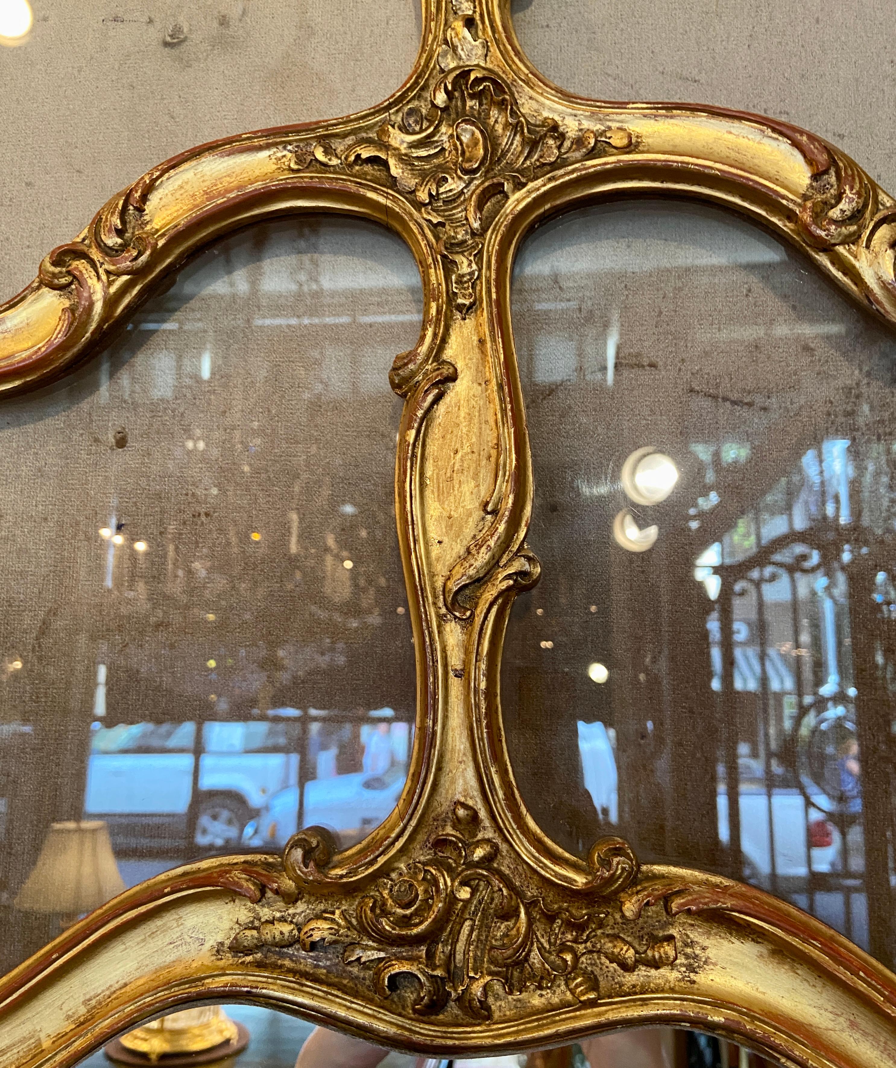 Paire de miroirs français anciens du 19ème siècle sculptés en feuilles d'or Bon état - En vente à New Orleans, LA