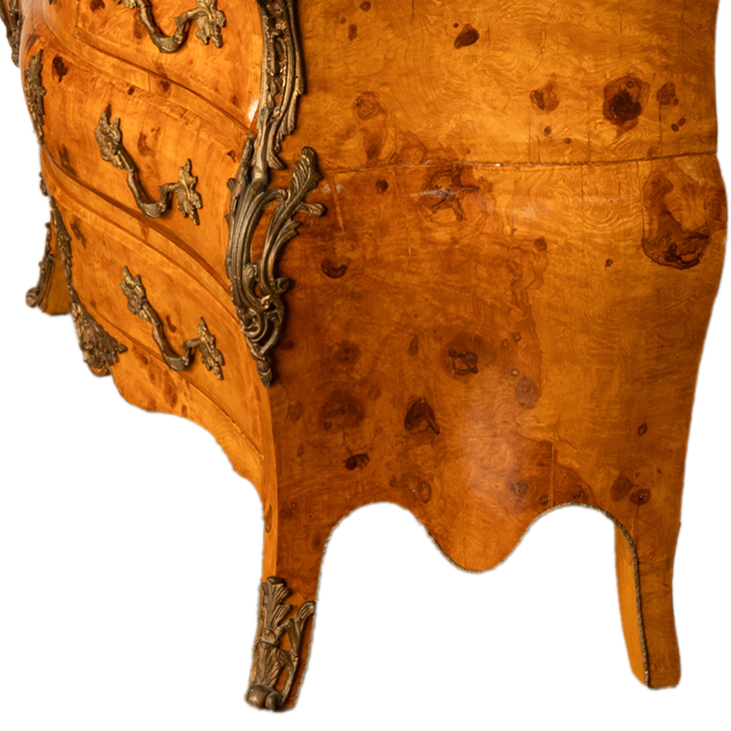 Paar antike italienische Bombe-Kommoden aus Wurzelholz, 19. Jahrhundert, Goldbronze-grüner Marmor 10