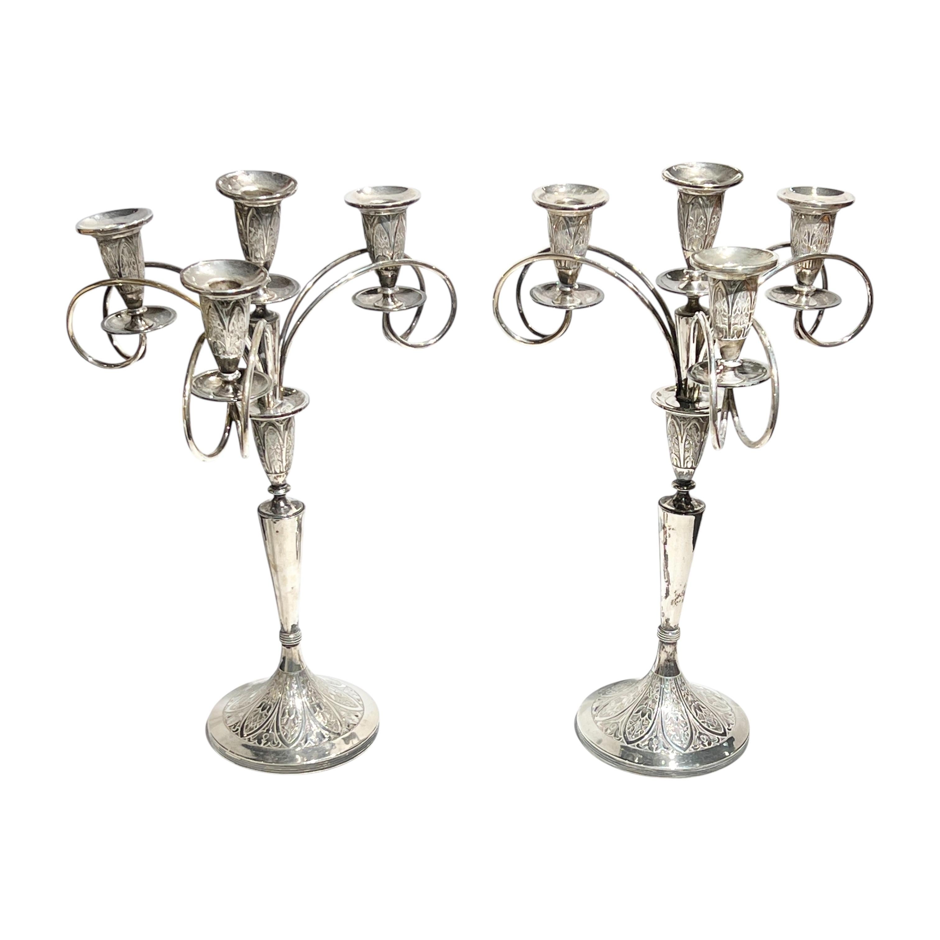 Paire de candélabres anciens (fin du XIXe siècle) en argent autrichien à quatre lumières, finement travaillés en argent .800 avec d'élégants bras de bougie et des motifs floraux stylisés en relief.  Elles mesurent chacune 18 1/2 pouces et pèsent