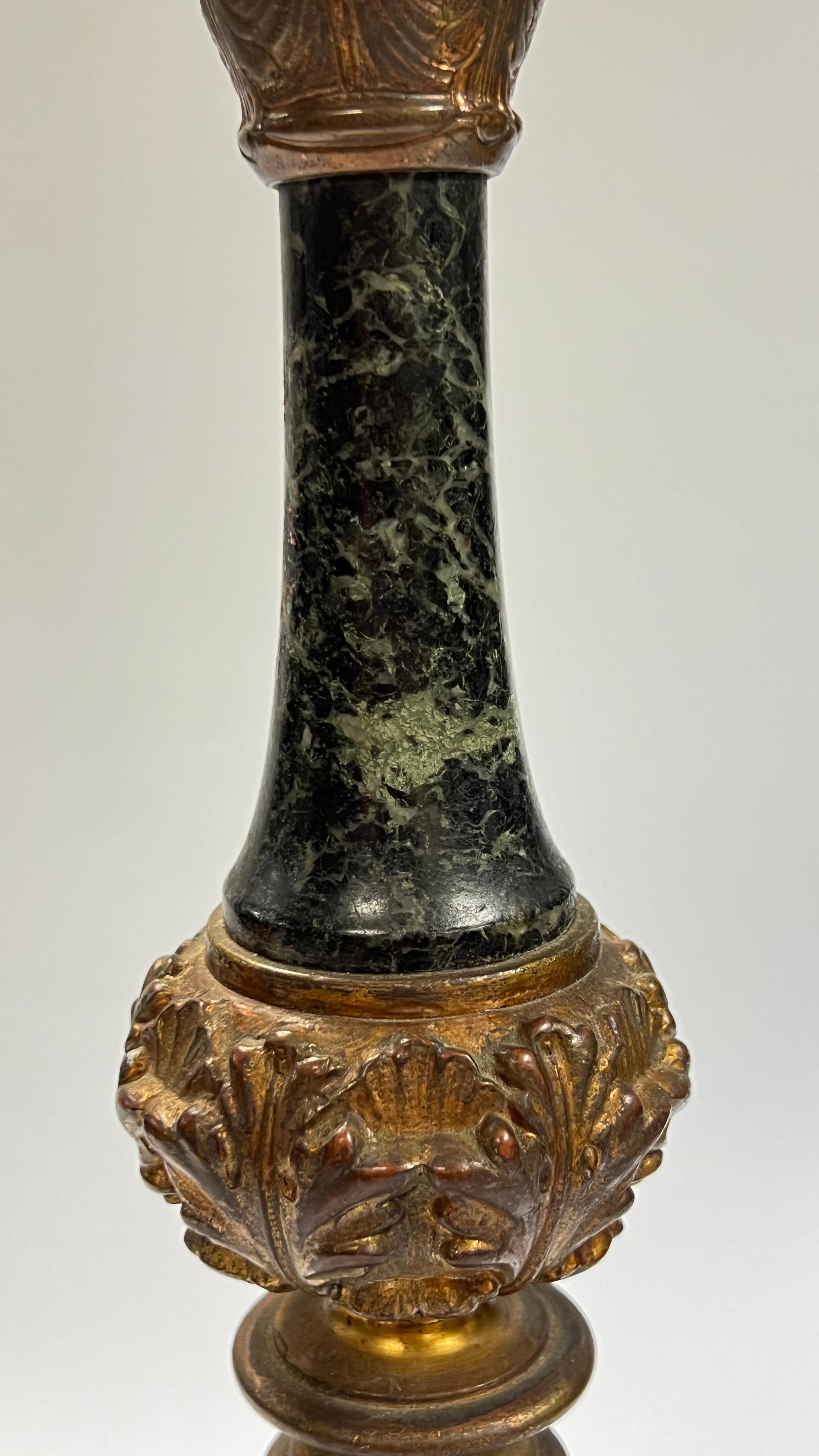 Coppia di candelabri barocchi del XIX secolo in bronzo dorato e marmo in vendita 4