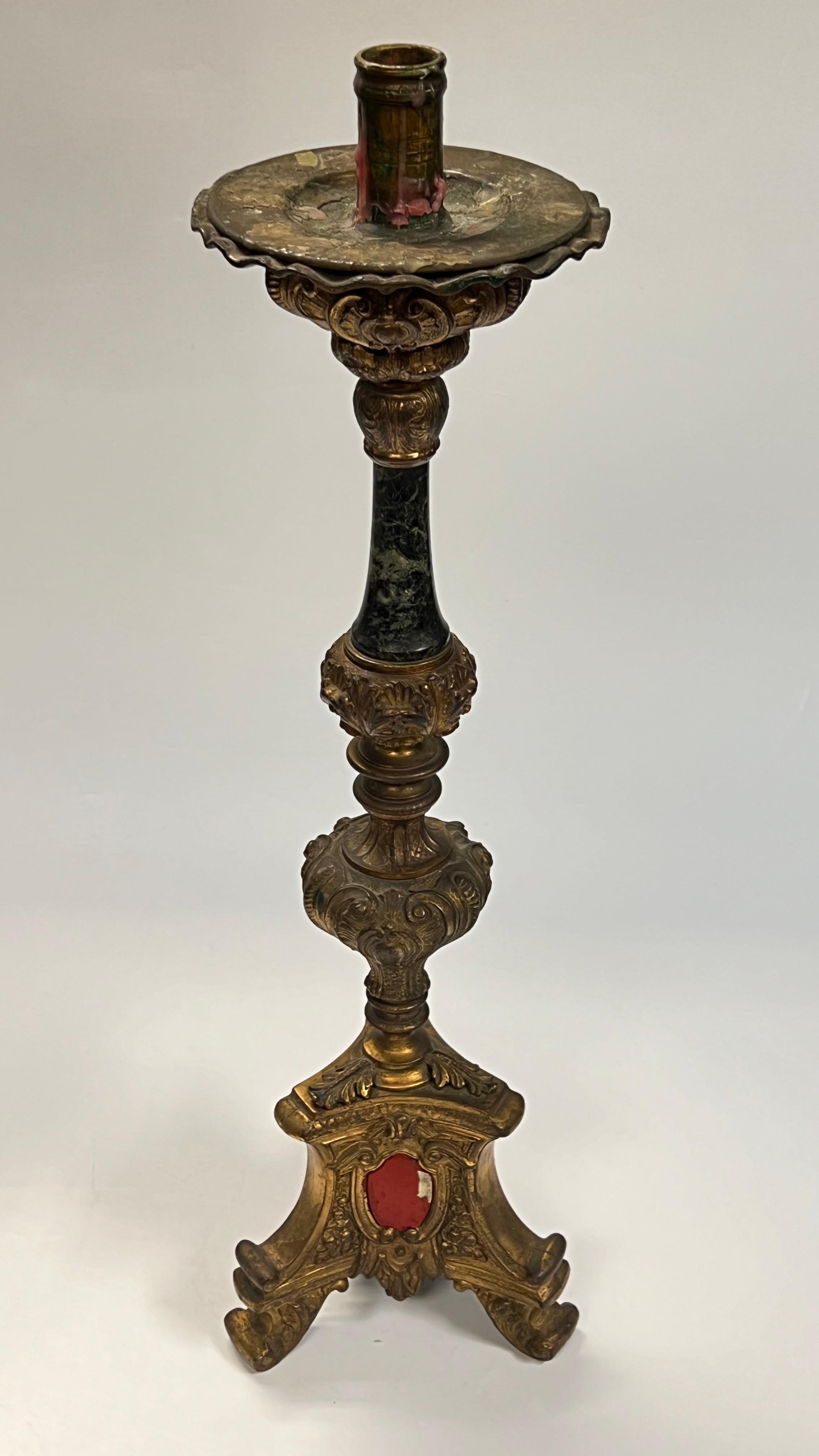 Coppia di candelabri barocchi del XIX secolo in bronzo dorato e marmo in vendita 5
